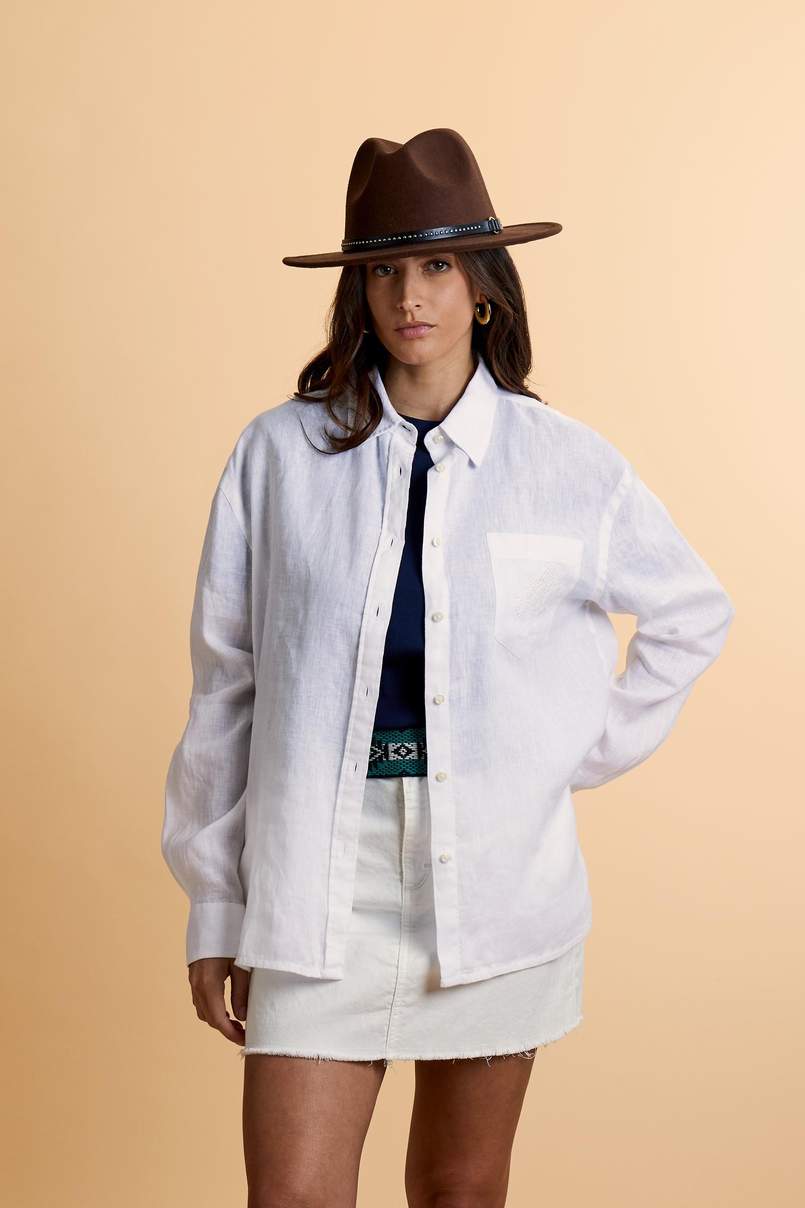Women’s garment-dyed linen shirt with regular fit. Chest pocket with monogram and large tone-on-tone logo on the back. - Optic White