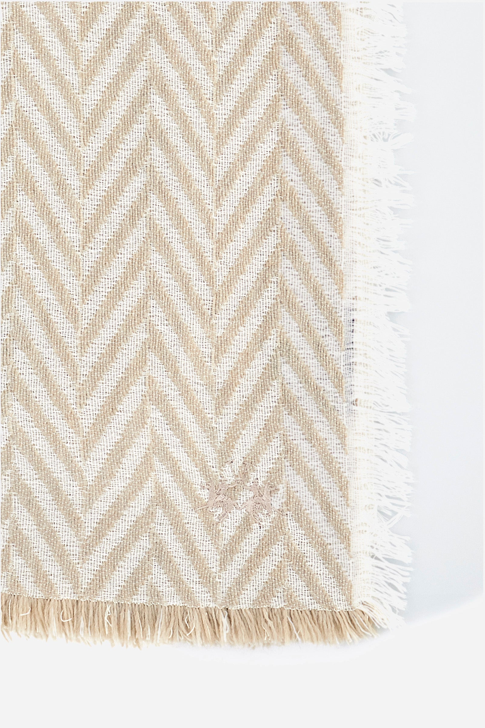 Écharpe avec franges latérales en tissu