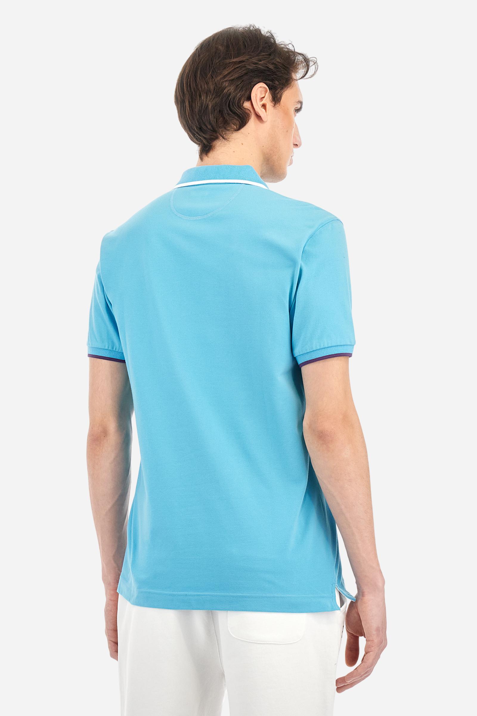 Short-sleeved, single-colour men's polo shirt made of stretch cotton piqué. Fastens with two buttons. The collar and cuffs are ribbed, and there is a colour-contrasting trim at the bottom of the collar. Inside the collar there is a grosgrain ribbon of a different shade. The logo is embroidered on the chest in a contrasting colour. The fit is slim. The model is wearing a size L. - Blue Mist