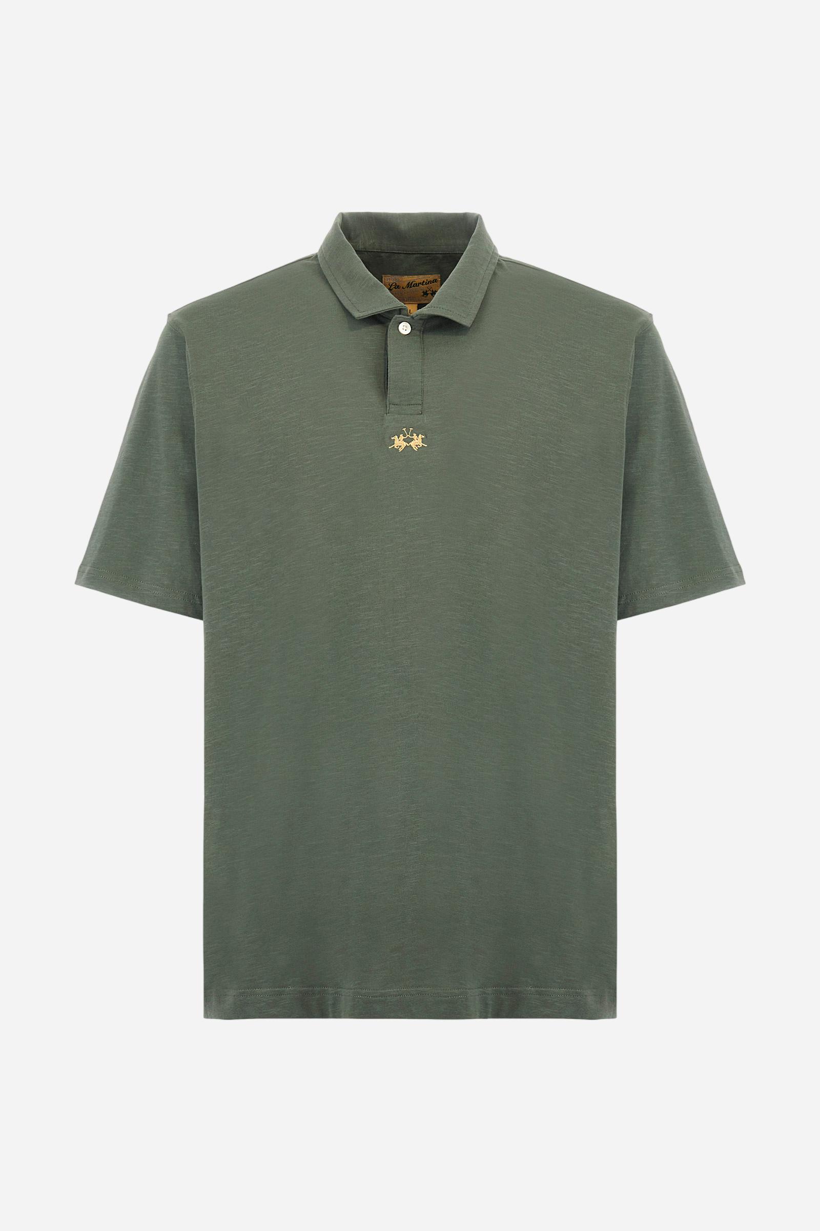 Men's short-sleeved polo shirt in a single colour, made of 100% cotton slub jersey. Fastens with a button. A fabric patch representing the garment's certificate is sewn onto the back. The logo is embroidered in contrast under the opening on the front. Comfort fit. The model is wearing a size L. - Thyme