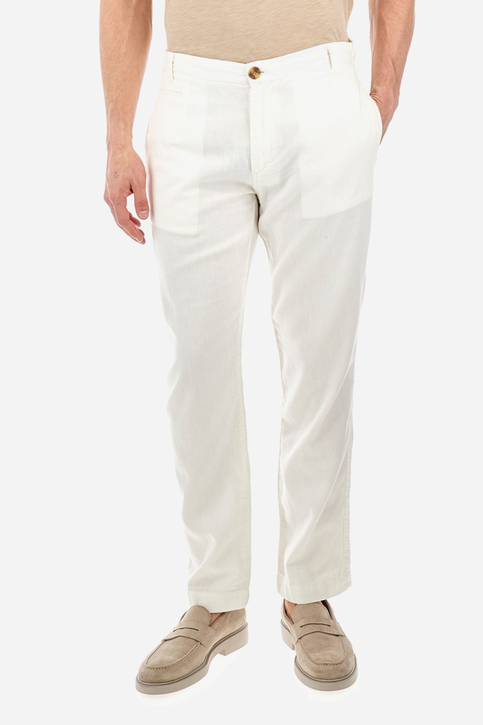 Men's single-colour chinos in cotton and linen. With belt loops, zip and button fastening. There are two open welt front pockets and two back pockets with a classic button fastening. There is a logo with a patch sewn onto the reverse. The fit is regular. The model wears a size 33. - Off White