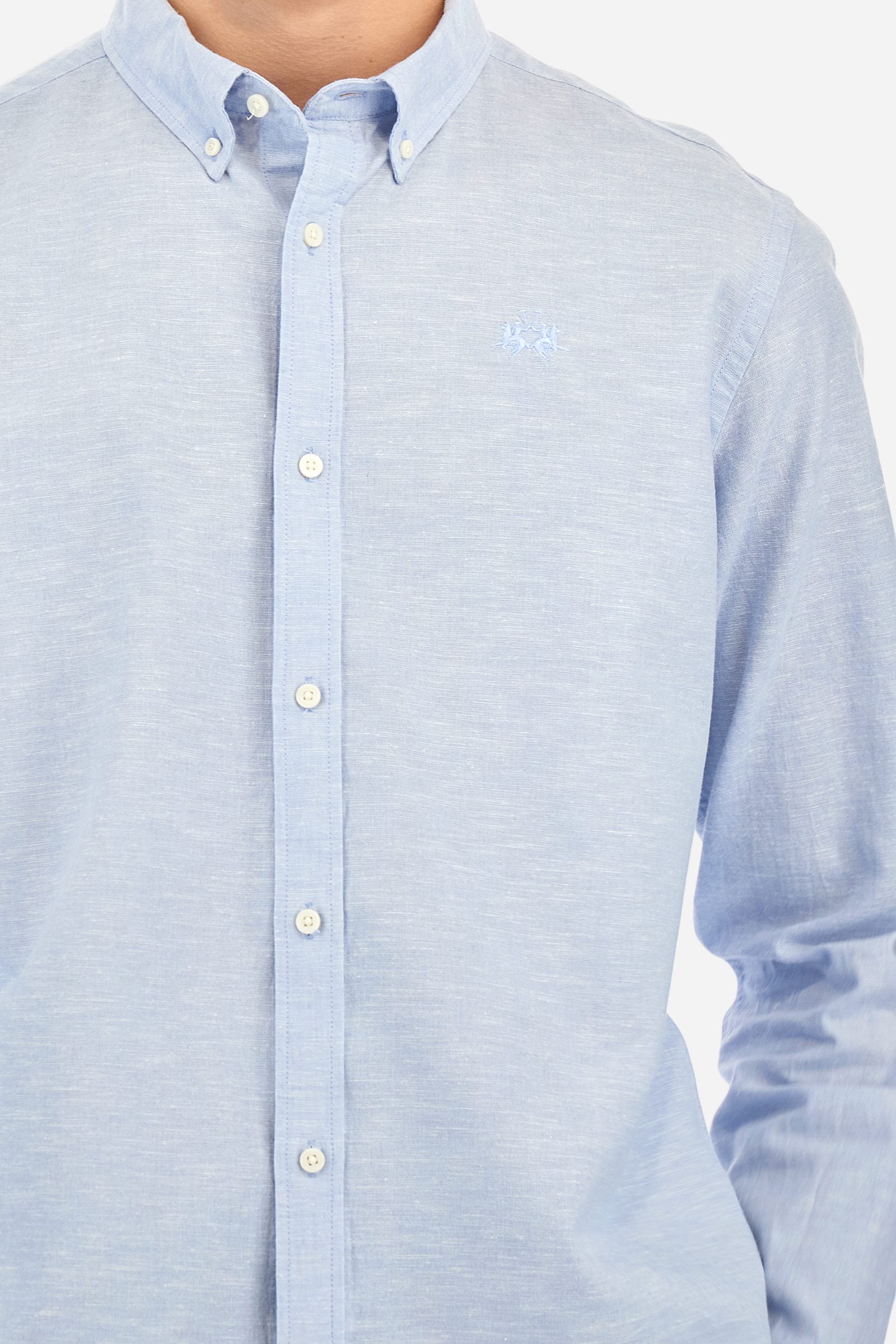 Men's plain long-sleeved shirt made from linen canvas. It features a button-down collar and a basic, traditional design, with woven labels at the bottom of the opening. The logo is embroidered on the chest, over the heart, in tone-on-tone thread. Regular fit. The model is wearing a size L. - Blue Bell