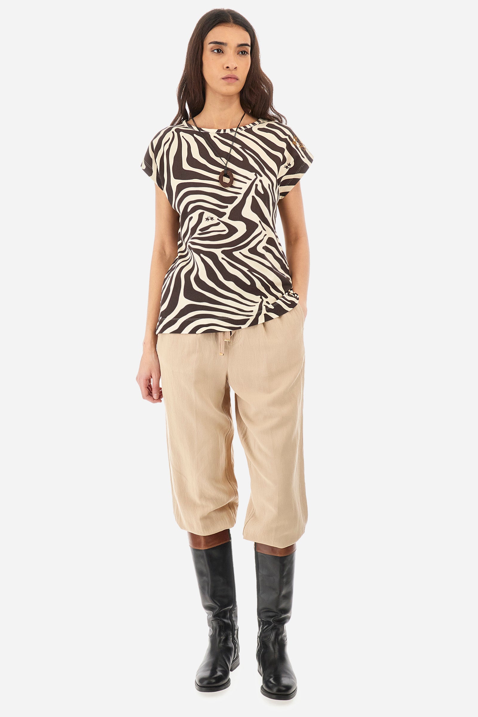 Women's short-sleeved T-shirt with an animal print and cew neck, made of elasticated cotton. The brand's logo is printed throughout the garment. Small opening on the back. The brand's initials and the logo are embroidered on one of the sleeves. The fit is regular. The model wears a size 2. - TURKISH COFEE/BONE W