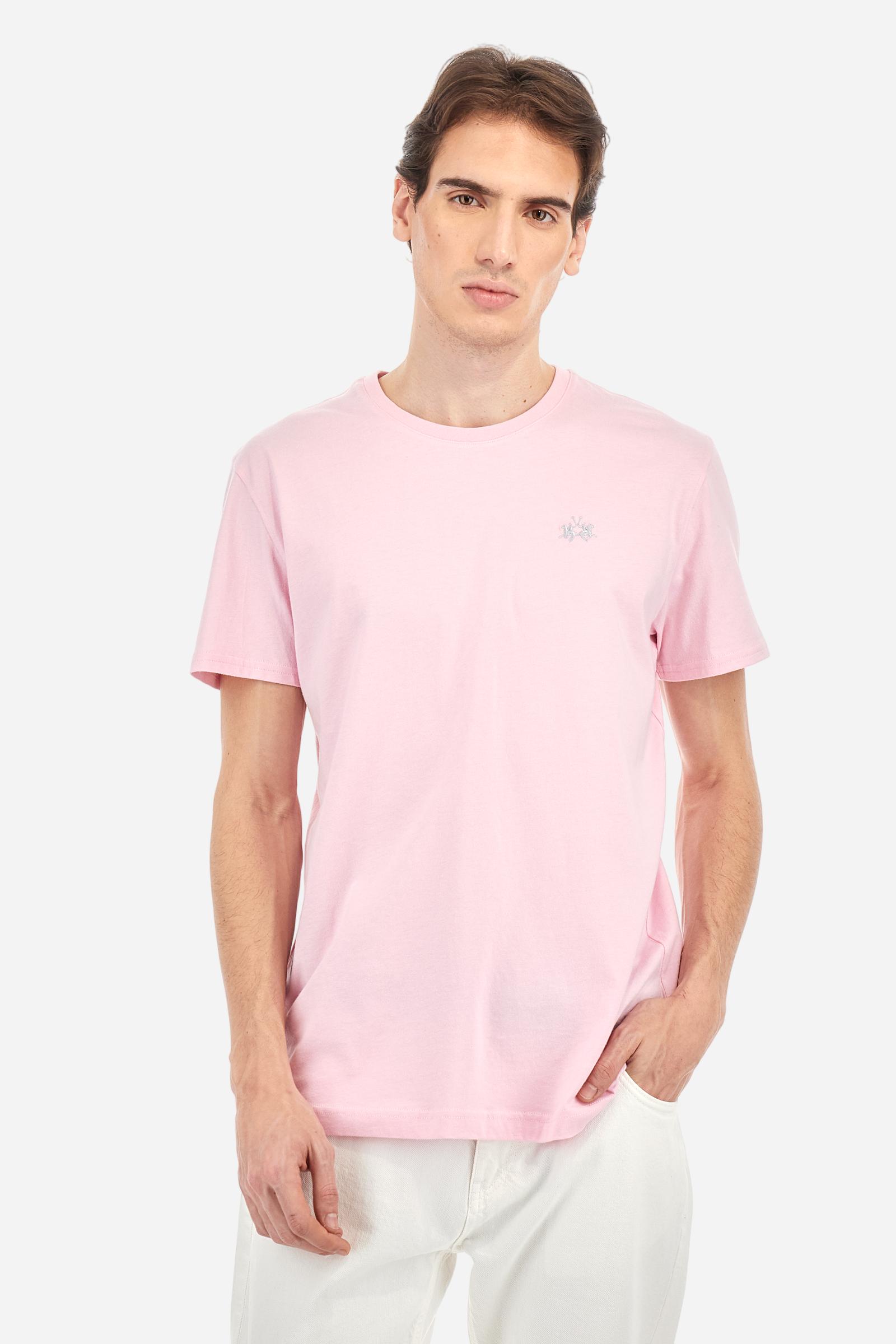 Men's short-sleeved crew-neck T-shirt in solid colour with embroidered logo in contrasting colour on the chest. Made of 100% cotton with a regular fit. It is perfect paired with Bermuda shorts or trousers for a casual and trendy look. Suitable for leisure time. The model is 187 cm tall and wears a size L. - Parfait Pink
