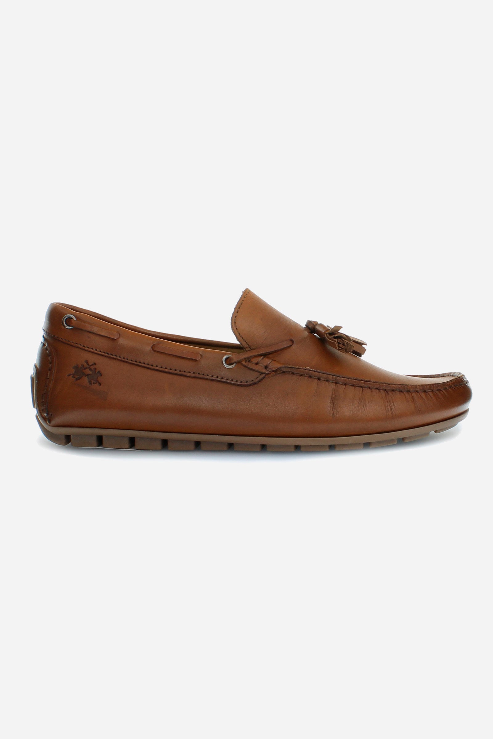 Soft leather loafer with a cord inspired by the boat shoe, ideal for an elegant and casual style. The sole with rubber tread guarantees grip and performance. The tonal cord with tassels, knotted on the vamp and threaded through metal eyelets, embellishes the design. The logo is embossed on the back. The hand stitching on the vamp and custom footbed reflect the craftsmanship of the shoe, ensuring a comfortable and refined fit. - COGNAC