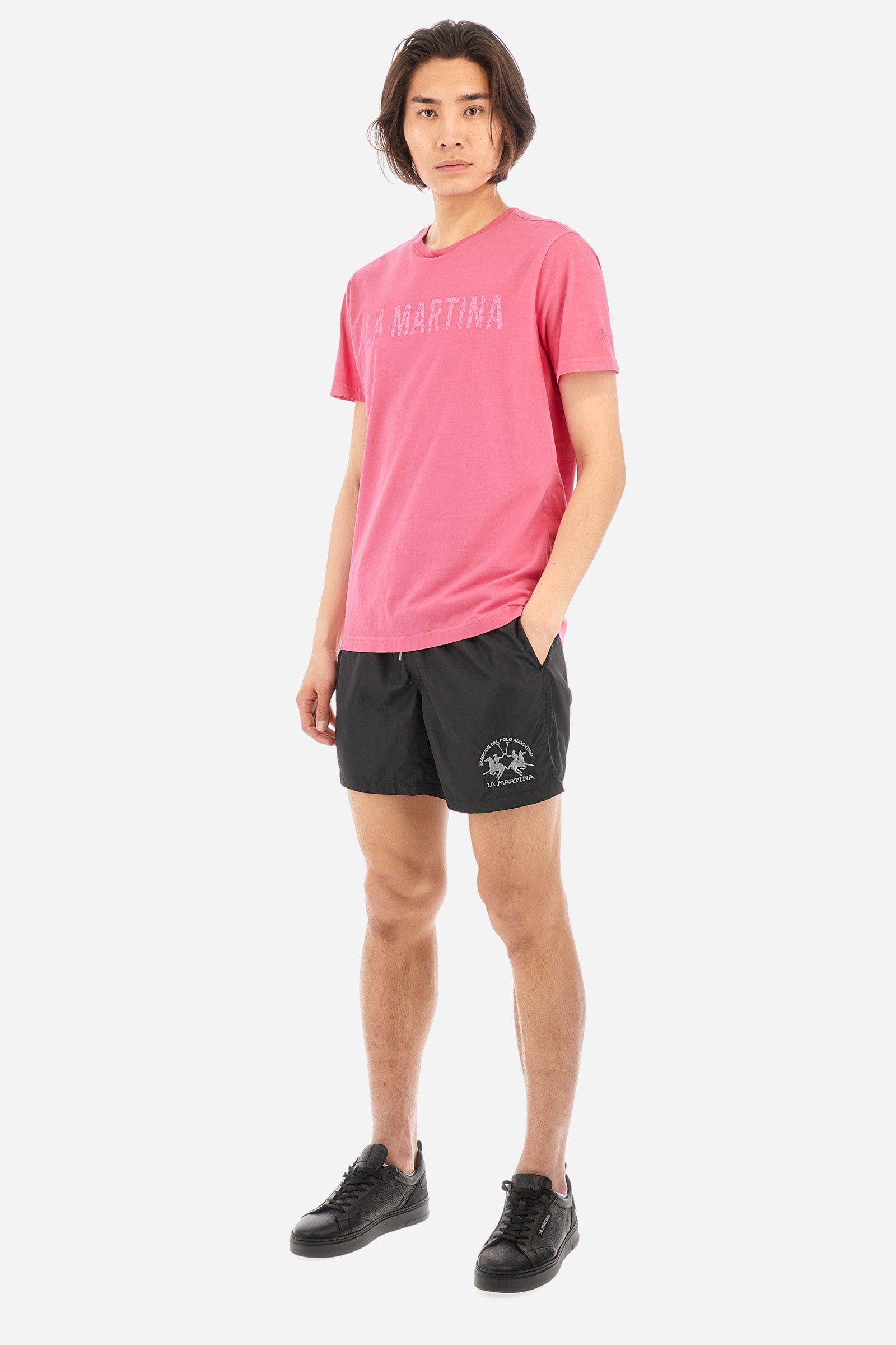 Men's short-sleeved T-shirt with a crew neck in a single colour. Made of 100% cotton. On the front we find the writing "La Martina". A small logo is embroidered tone-on-tone on one of the sleeves. Regular fit. The model wears a size L. - Hot Pink
