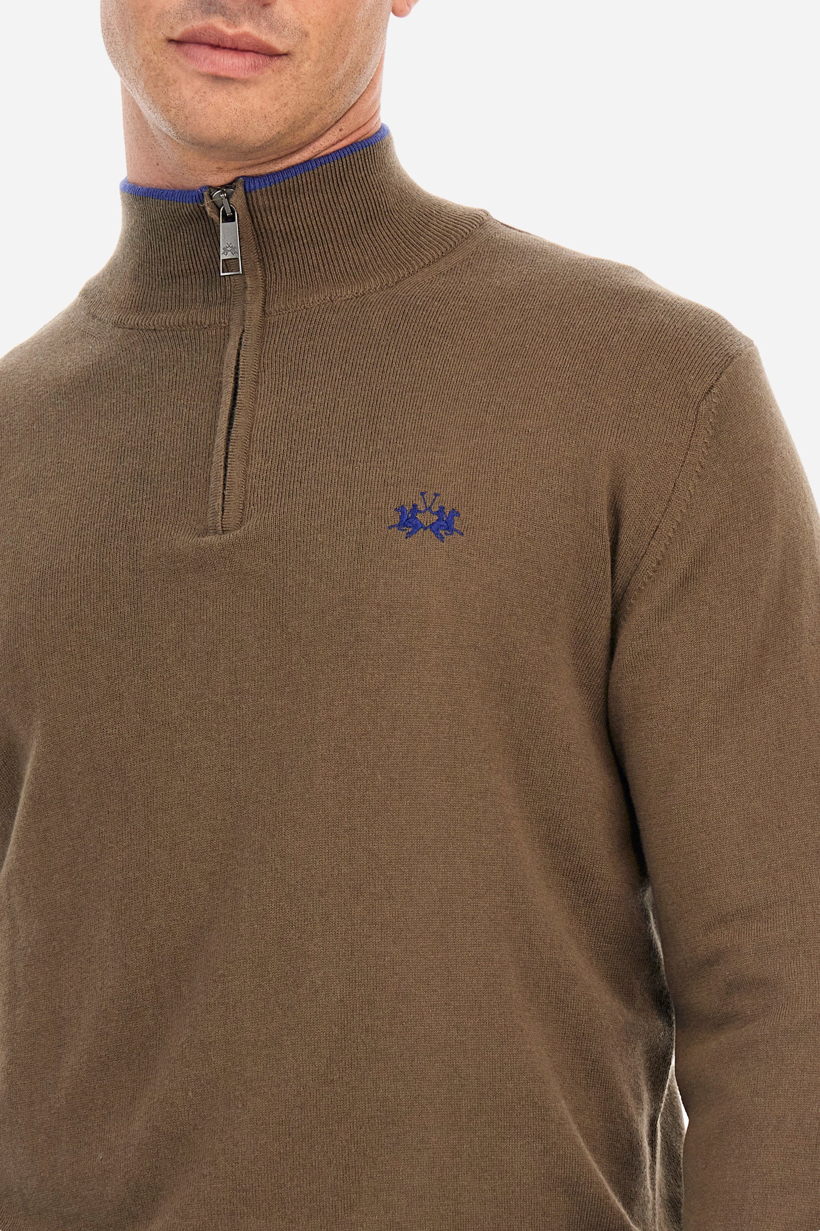 Men's plain mock polo neck pullover with long sleeves. Trimmed collar with a half zip, made from ribbed fabric to match the cuffs and hem. Made from a blend of cotton and wool. Featuring a small embroidered logo on the front. Regular fit. The model is wearing a size L. - Beech