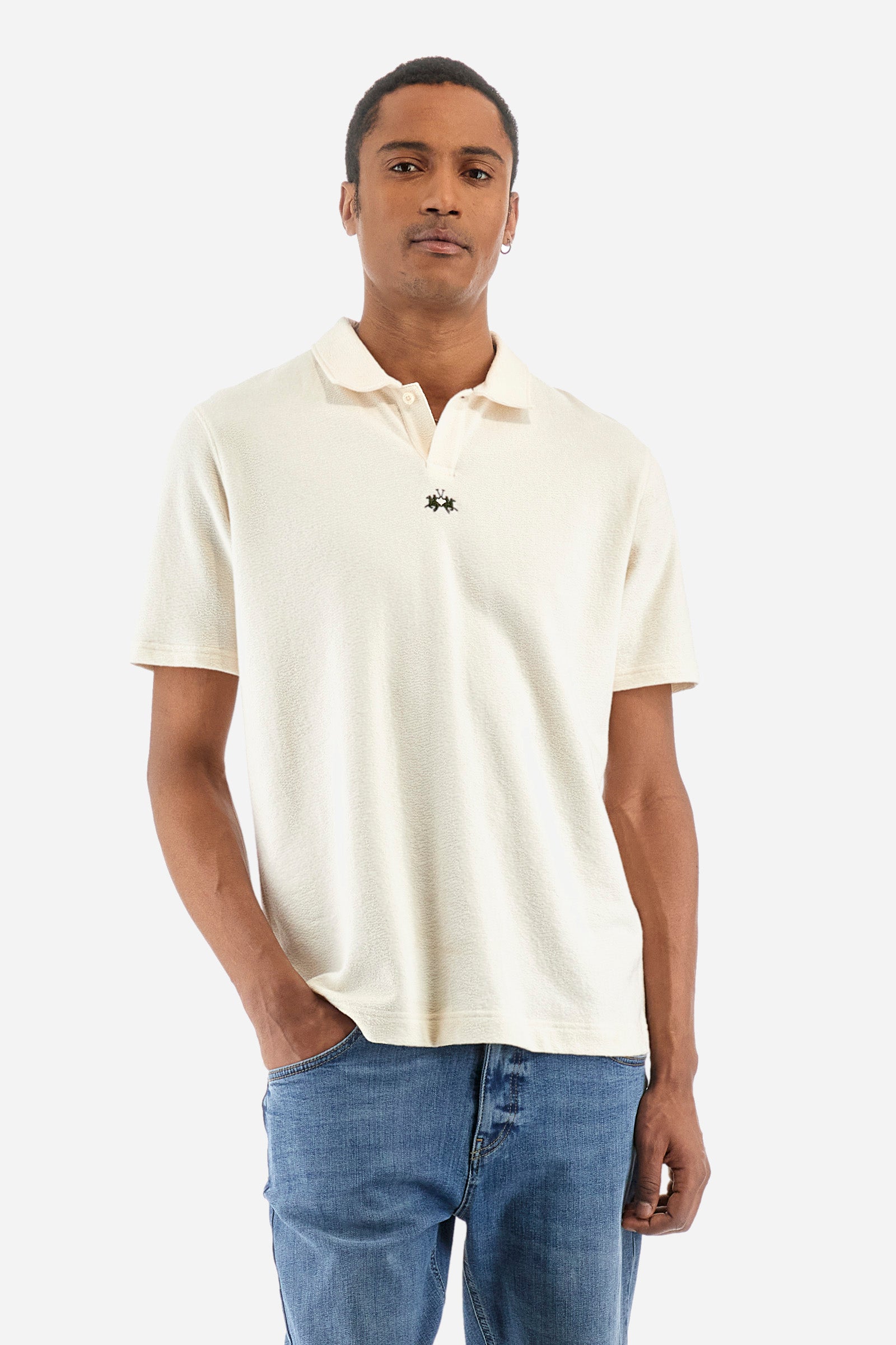 Men's single-colour short-sleeved polo shirt in 100% cotton. Fastens with a button. Tone-on-tone stitching. Pointed collar. Featuring a small embroidered logo on the front. The fit is regular. The model wears a size L. - Off White
