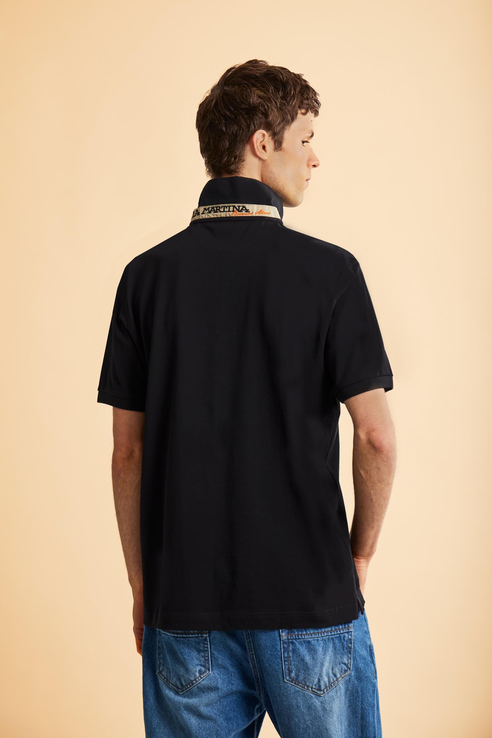 Men's short-sleeved cotton piqué polo shirt. Regular fit with fabric detail under the collar. - Black