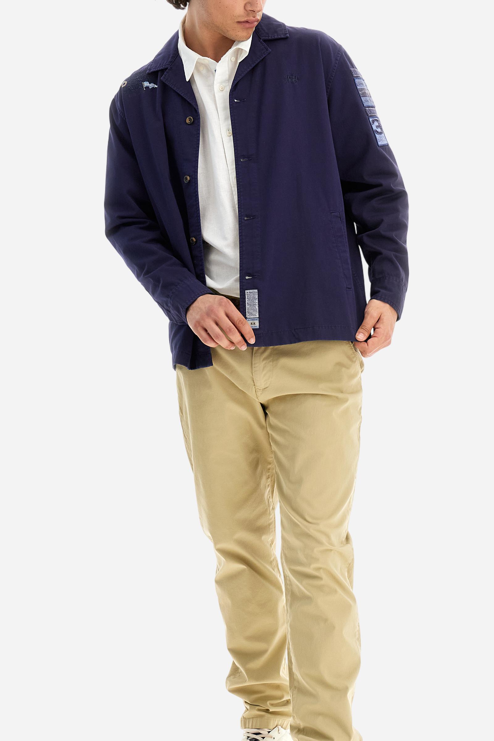 Men's single-colour long-sleeved overshirt made of 100% cotton slub twill. Bowling collar and jacket opening with inside placket, fastening with imitation horn buttons.On the shoulder and chest the embroidery is in tone with the garment, Argentina lettering embroidered on one shoulder. There are several patches applied on the left sleeve. A tone-on-tone logo is embroidered on the front. Regular fit. The model is wearing a size L. - Deep Cobalt