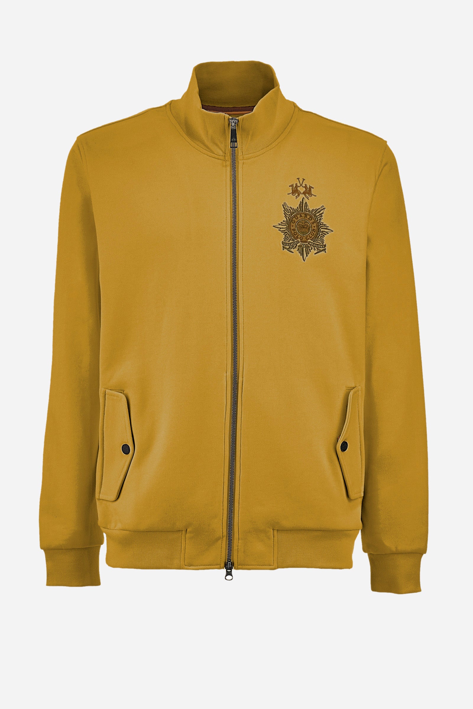 Men’s solid color long sleeve sweatshirt with full zip closure. Made of 100% cotton. High neck with drawstring, ribbed hem and cuffs. Double front pocket with button closure. Writing and large symbol on the chest identify the capsule collection. The fit is regular. The model wears a size L. - Arrowwood