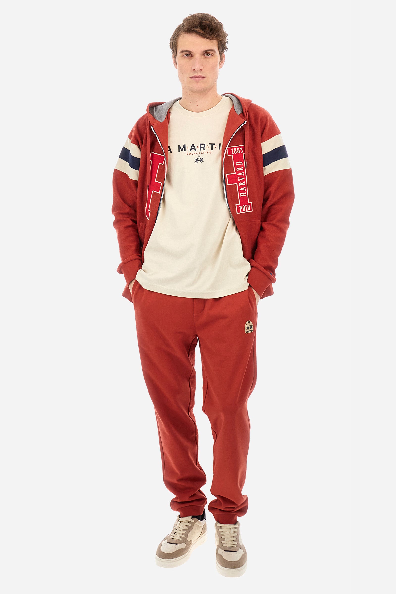 Men's single-colour jogging bottoms in a cotton sweat fabric from the Polo Academy line. With a drawstring waist and double front pocket. Another pocket is present on the back. The logo is present on a patch applied under one of the front pockets. The fit is regular. The model wears a size L. - Cinnabar