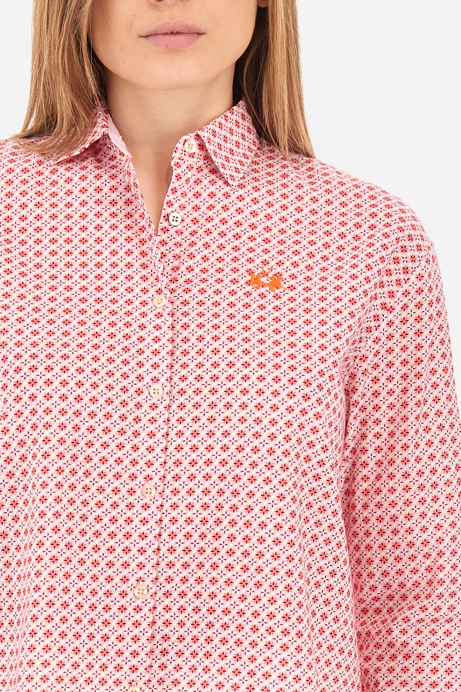 Long-sleeved geometric print shirt for women, made of 100% cotton. French collar. With buttoned cuffs. Featuring darts on the back. Featuring a small embroidered logo on the front. The fit is regular. The model wears a size 2. - White/Almond/Fiery