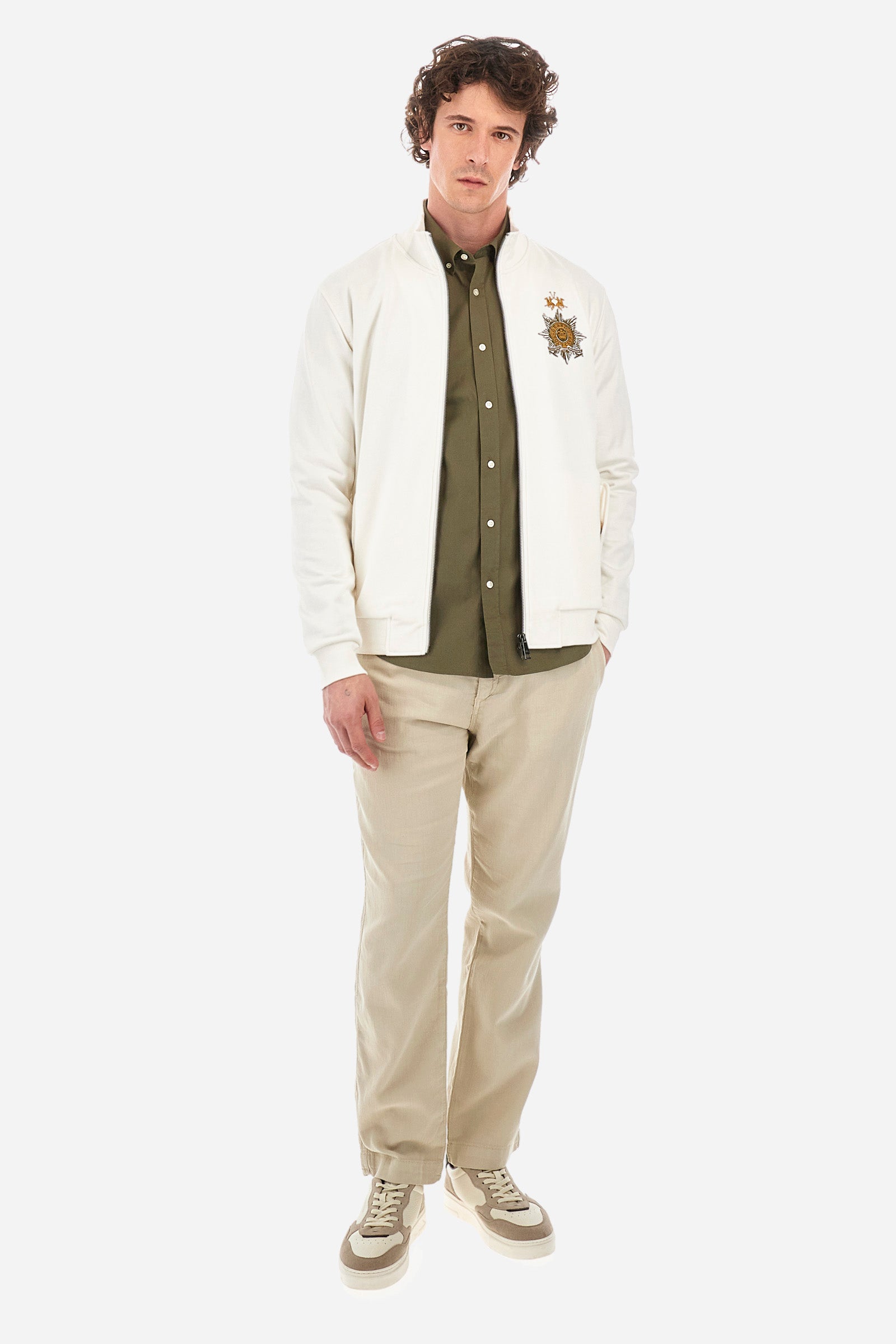 Men's single-colour long-sleeved shirt in elasticated cotton. Button-down collar. With buttoned cuffs. A small logo and the Guards line symbol are embroidered on the front. The fit is regular. The model wears a size L. - Military Olive