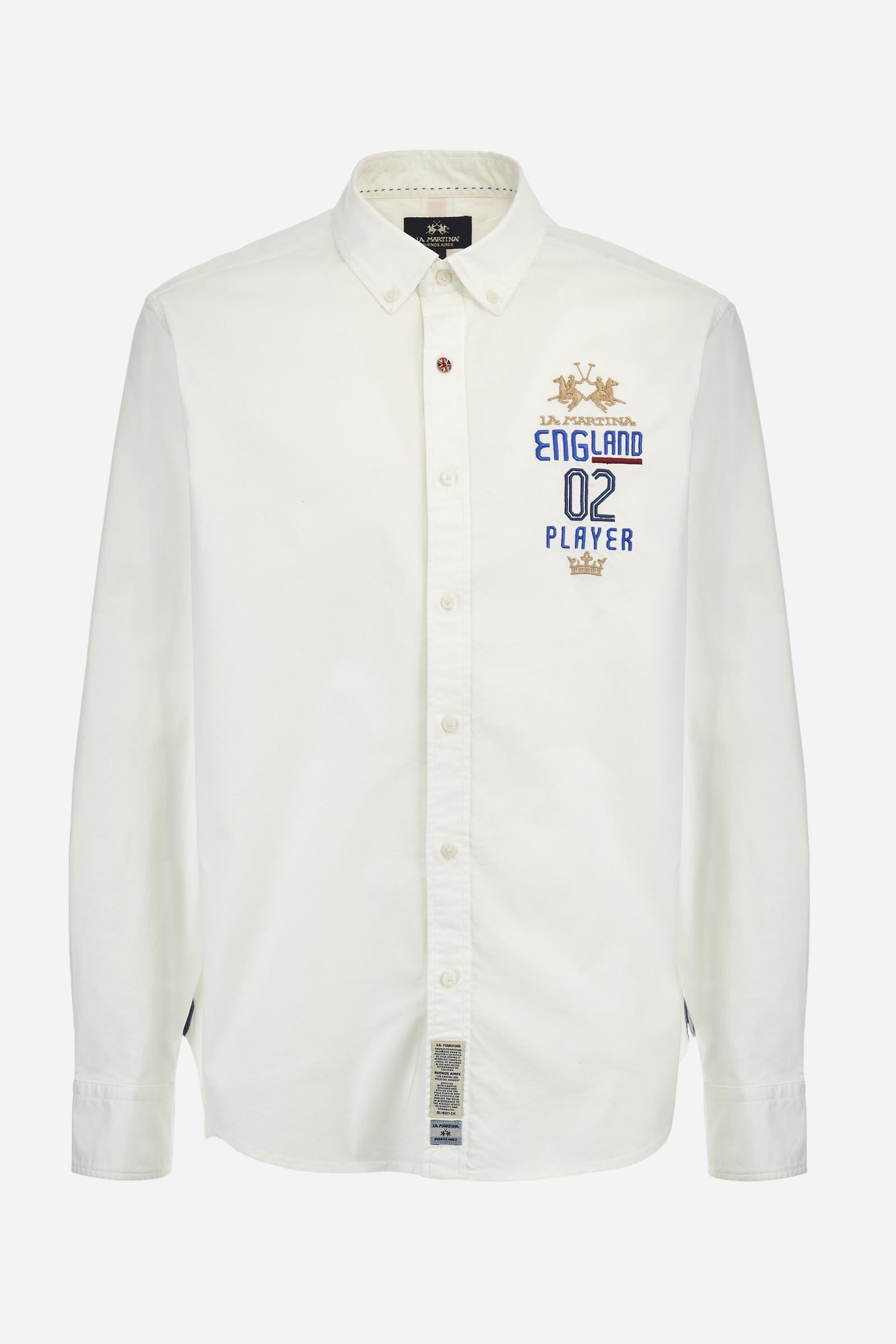 Men's long-sleeved plain shirt made from 100% Oxford cotton. The button-down collar is finished with a second button printed with the English flag. The multicoloured embroidery on the chest, over the heart, includes lettering, numbers and the logo, which add a distinctive touch. Regular fit. The model is wearing a size L. - Optic White