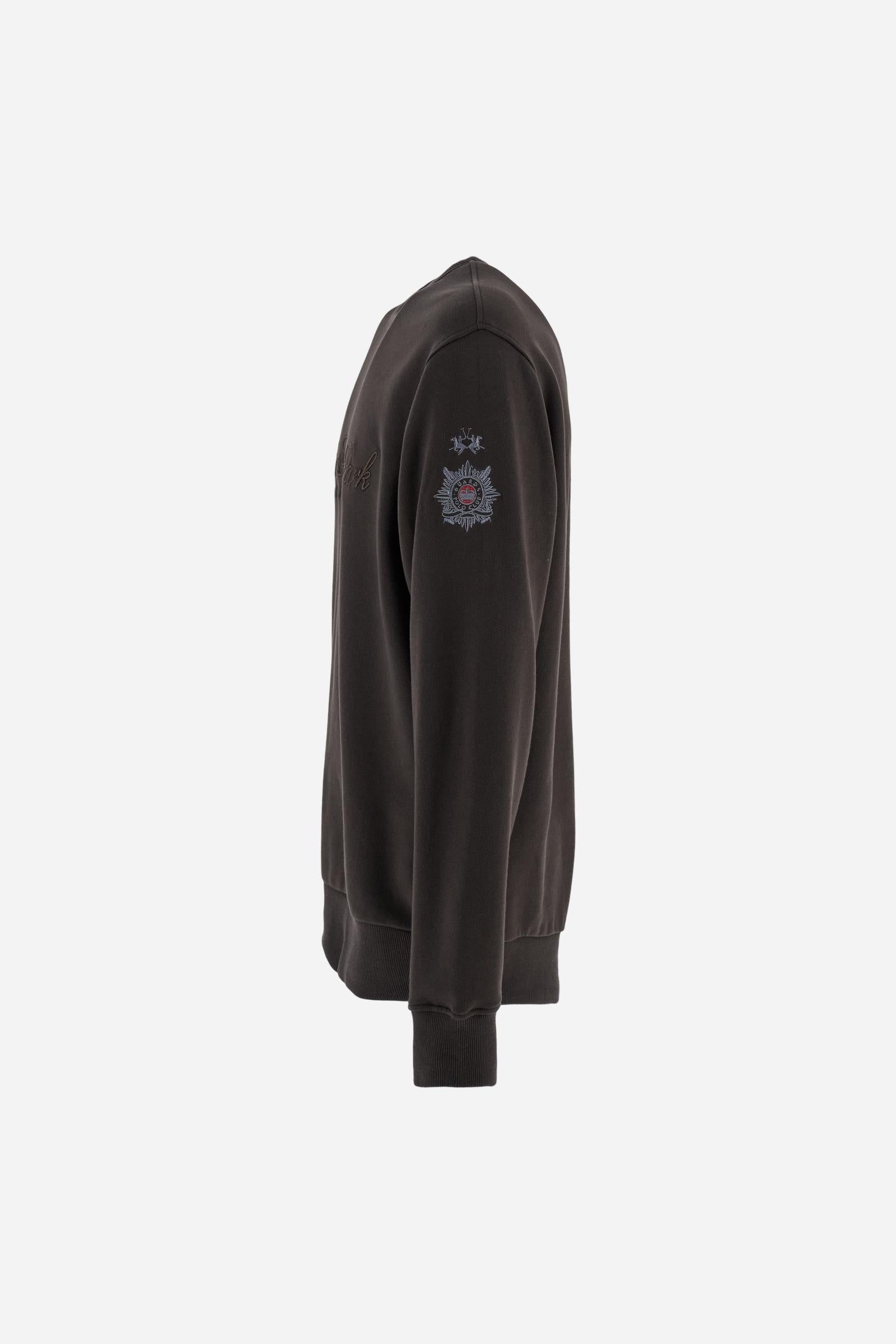 Men’s crew neck sweatshirt with long sleeves in soft, warm-feel fleece. Regular fit with ribbed trims and Windsor and Royal Polo graphics. - Java