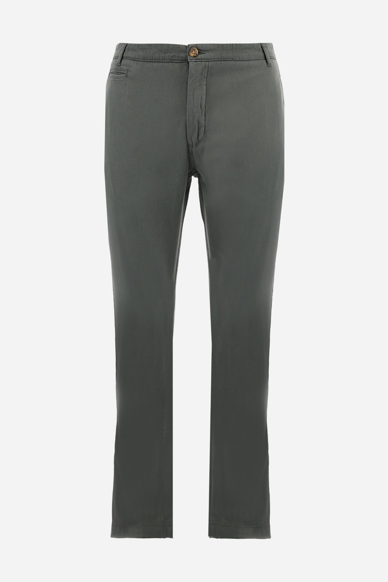 Single-colour men's chino trousers made of cotton and linen canvas. Straight leg. Zip fastening and faux horn button. The side pockets are inserted in the side and on the front, at the right, under the strap, there is a small coin pocket. The back pockets are double-welted and fasten with a visible faux horn button. The logo is present on a fabric patch sewn on the back. Regular fit. The model is wearing a size 33. - Thyme