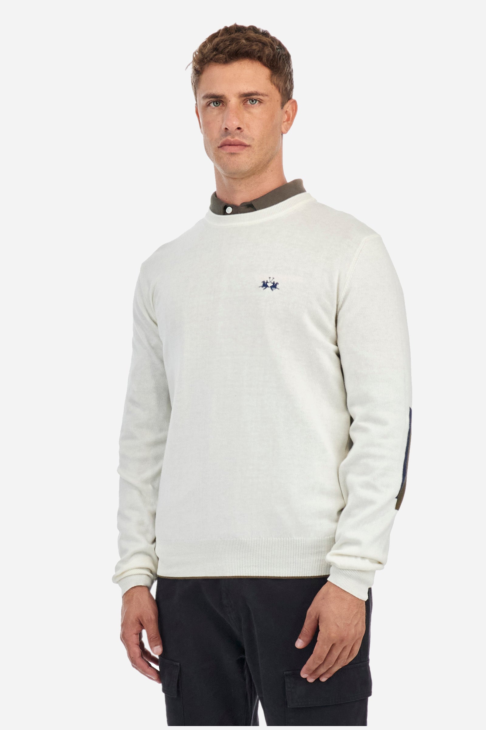 Men's long-sleeved plain crew neck pullover, made from cotton and wool. Ribbed cuffs and hem. Contrasting coloured fabric patches appliquéd on the elbows. The logo is embroidered on the front. Regular fit. The model is wearing a size L. - Off White