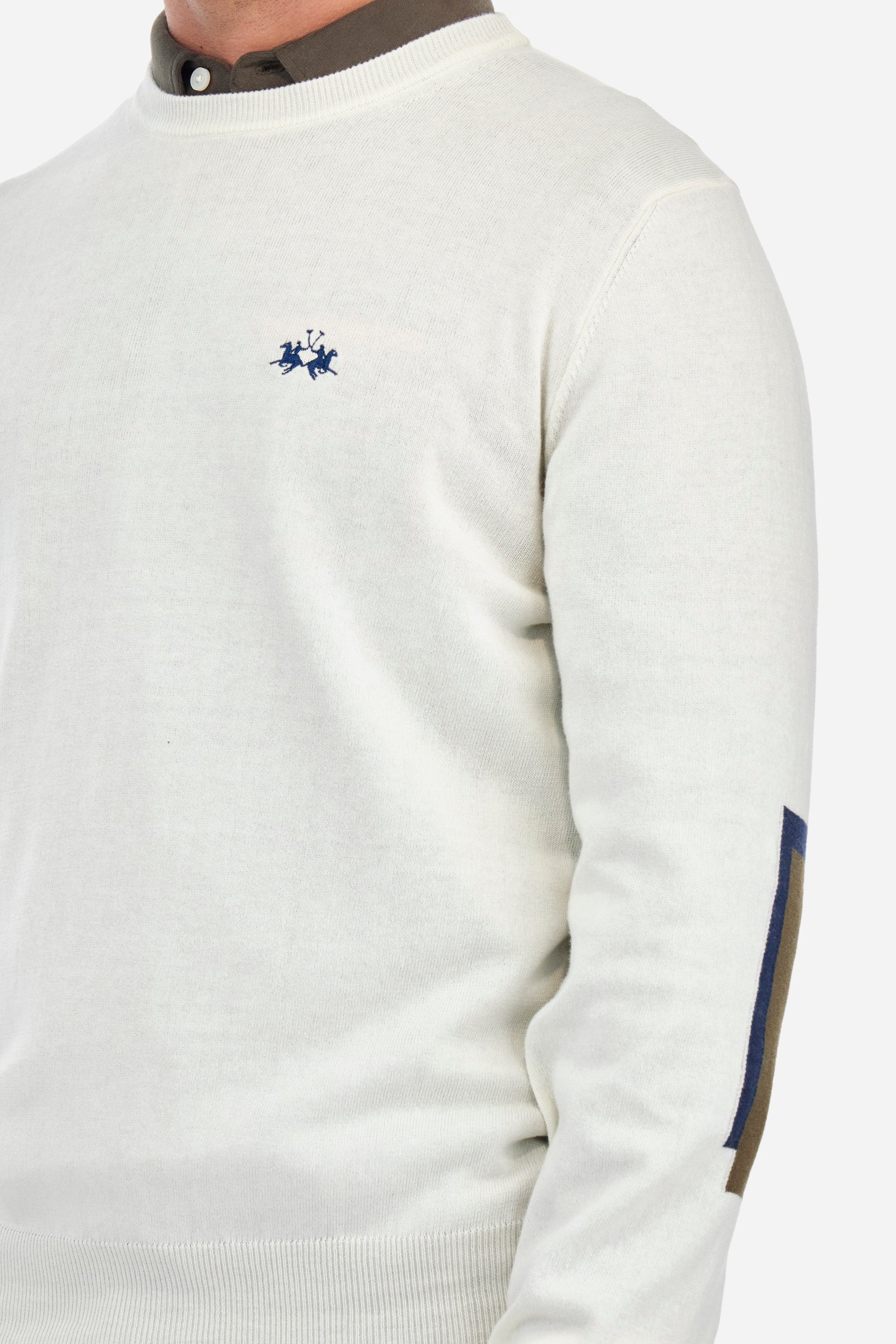 Men's long-sleeved plain crew neck pullover, made from cotton and wool. Ribbed cuffs and hem. Contrasting coloured fabric patches appliquéd on the elbows. The logo is embroidered on the front. Regular fit. The model is wearing a size L. - Off White