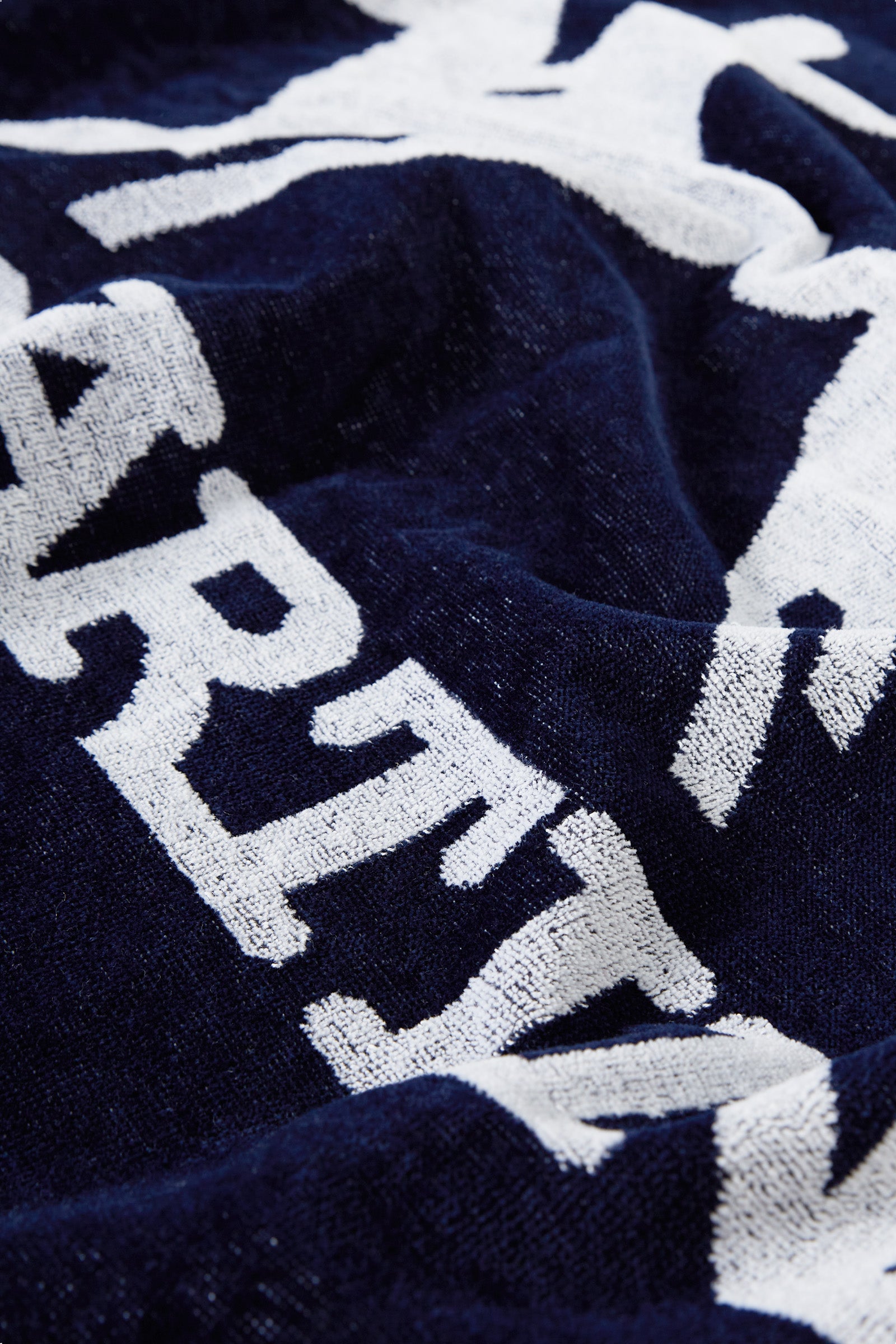 Navy blue beach towel, made of 100% soft cotton. In navy blue and with La Martina logo in white, it is an essential accessory for the summer season. Perfect to accompany your days in the pool or on the beach. Dimensions: cm 90x180. - Navy/Optic White