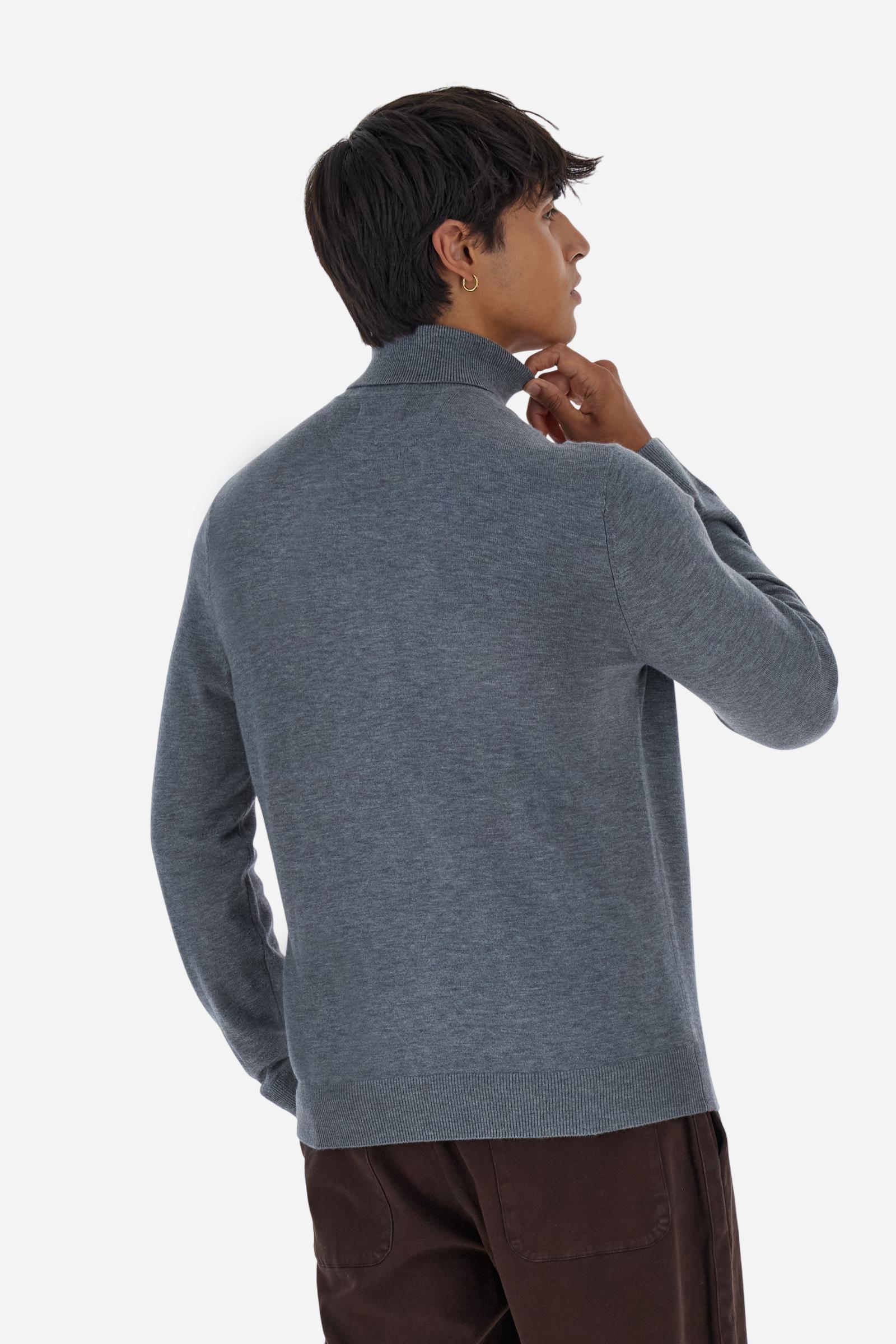 Men's long-sleeved solid colour jumper. This high-neck model is made in a soft-touch wool blend. The neck and cuffs are made in tone-on-tone ribbing. The logo is embroidered on the left of the chest in tone-on-tone thread. Regular fit. The model is wearing a size L - Medium Heather Grey