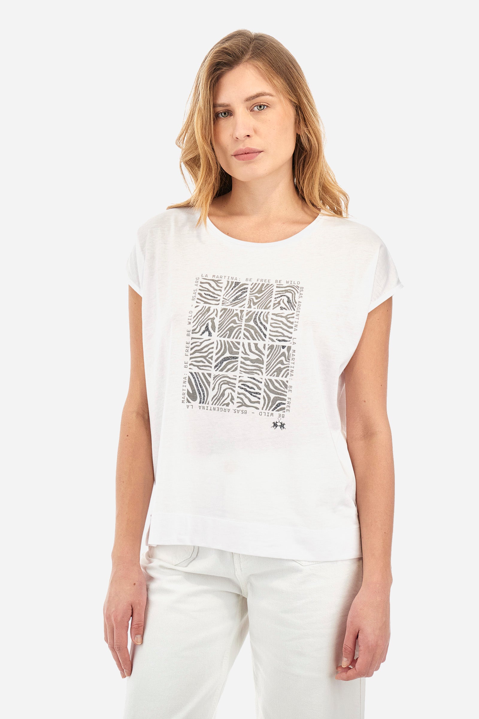 Single-colour short-sleeved T-shirt with a crew neck for women, made of 100% cotton. On the front there is a geometric print with an animal print and some lettering. A small logo is printed on the front. The fit is regular. The model wears a size 2. - Optic White