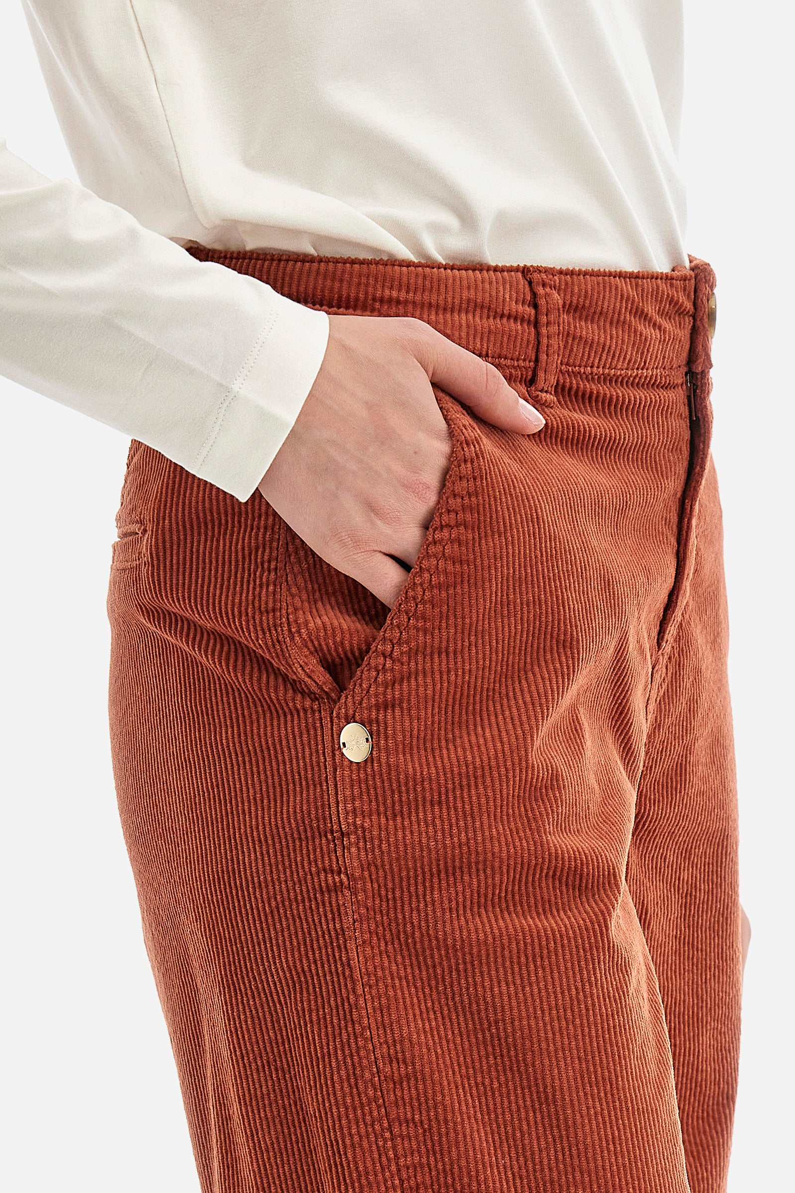 These women's trousers in 100% soft cotton have a stunning solid colour striped velvet-effect surface. Perfect for an elegant and refined look, this garment features welt pockets with an applied logo and a double back pocket. With their combination of comfort and style, these trousers are an essential addition to any woman's wardrobe. The model is 174 cm tall and wears a size 2. - Picante