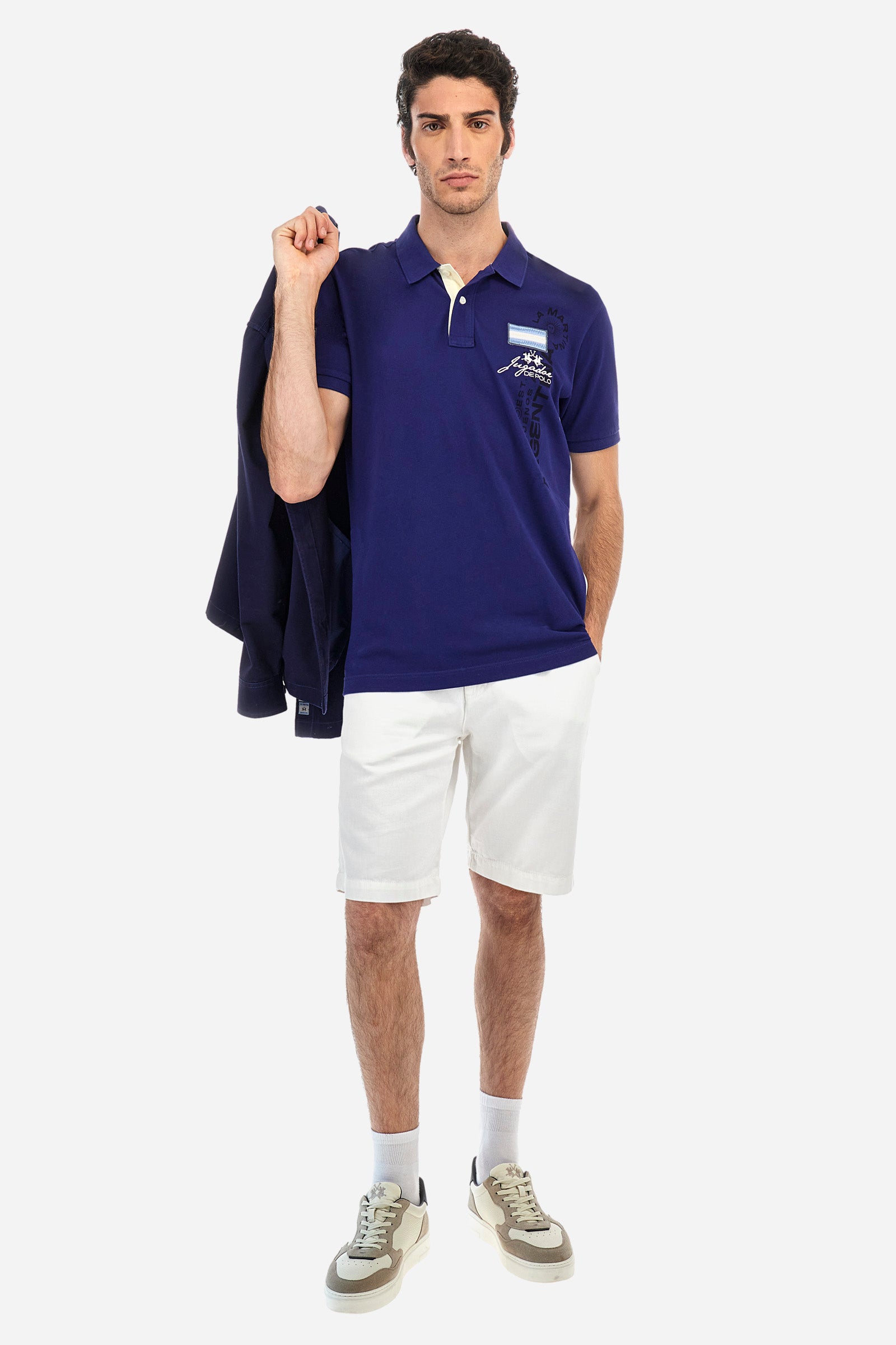 Men's plain Bermuda shorts made from a refined blend of cotton and linen. Fastened with a zip and faux horn button. The side pockets are slanted, while the welt back pockets feature flaps and concealed buttons. The logo, in tone-on-tone embroidery, appears above the right back pocket. Regular fit. The model is wearing a size 33. - Optic White
