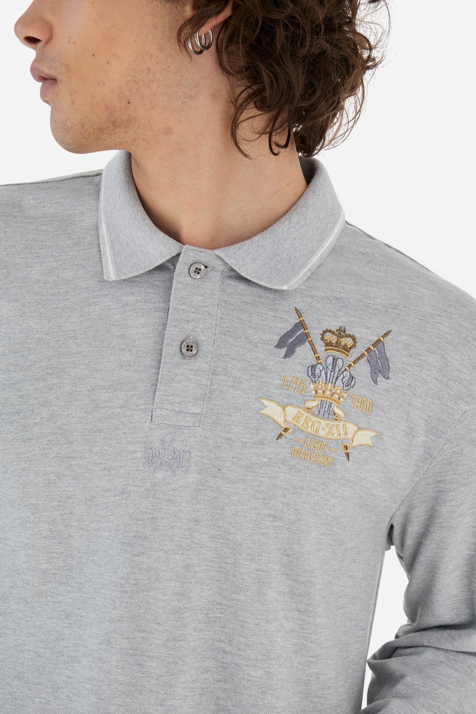Long-sleeve polo shirt in stretch cotton jersey, soft and breathable. Ribbed collar with contrast striped edge and inner tartan ribbon. A colorful embroidered crest enriches the chest, complemented by a tonal embroidered logo under the placket with two personalized buttons. Regular fit for a versatile, timeless look. Model wears size L. - Light Heather Grey