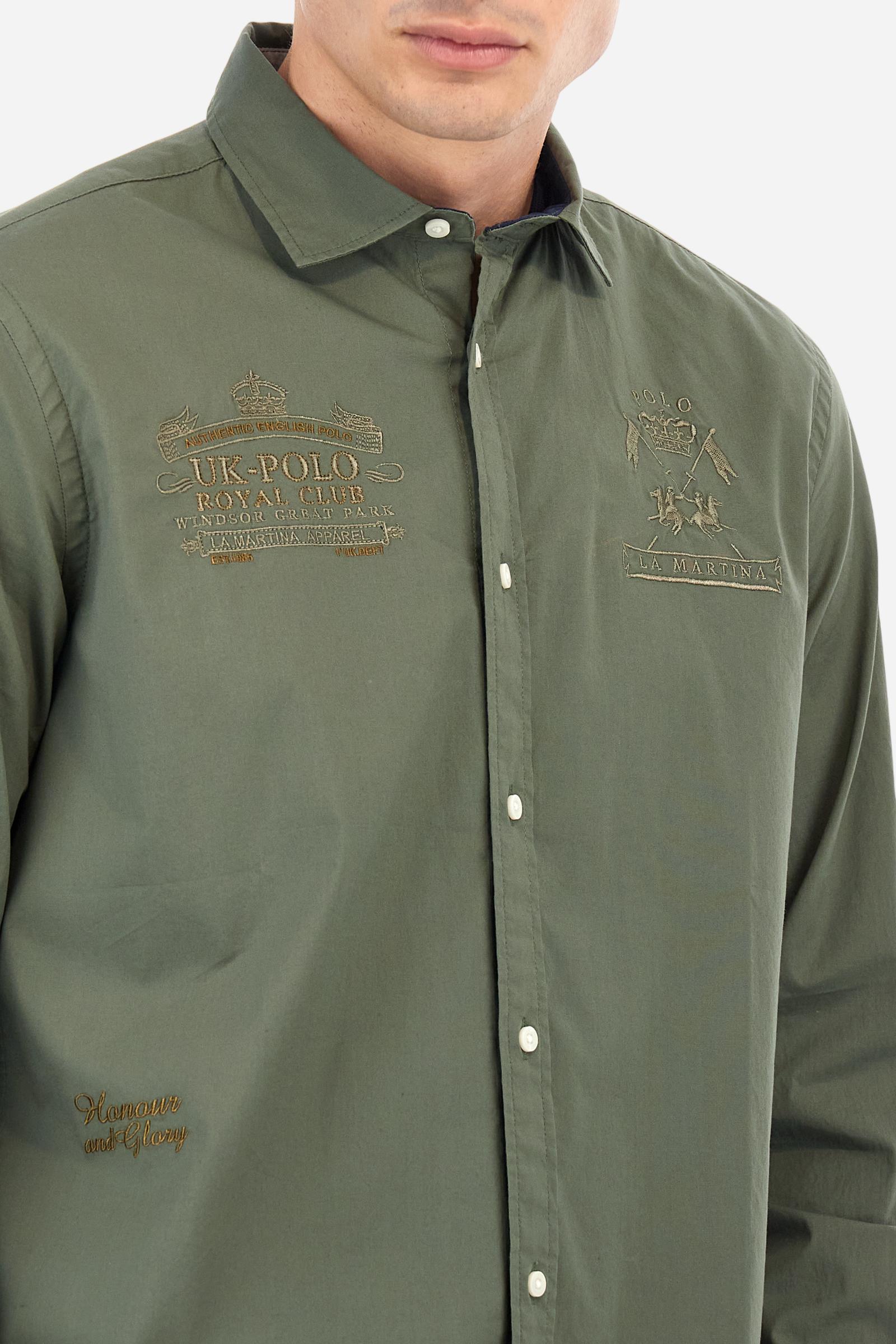 Men's single-colour long-sleeved shirt, made from 100% cotton poplin. Spread collar. Featuring details inside the collar and cuffs in contrasting colours and fabrics. The front graphics and logo are embroidered with contrasting colour threads. The fit is regular. The model is wearing a size L. - Thyme