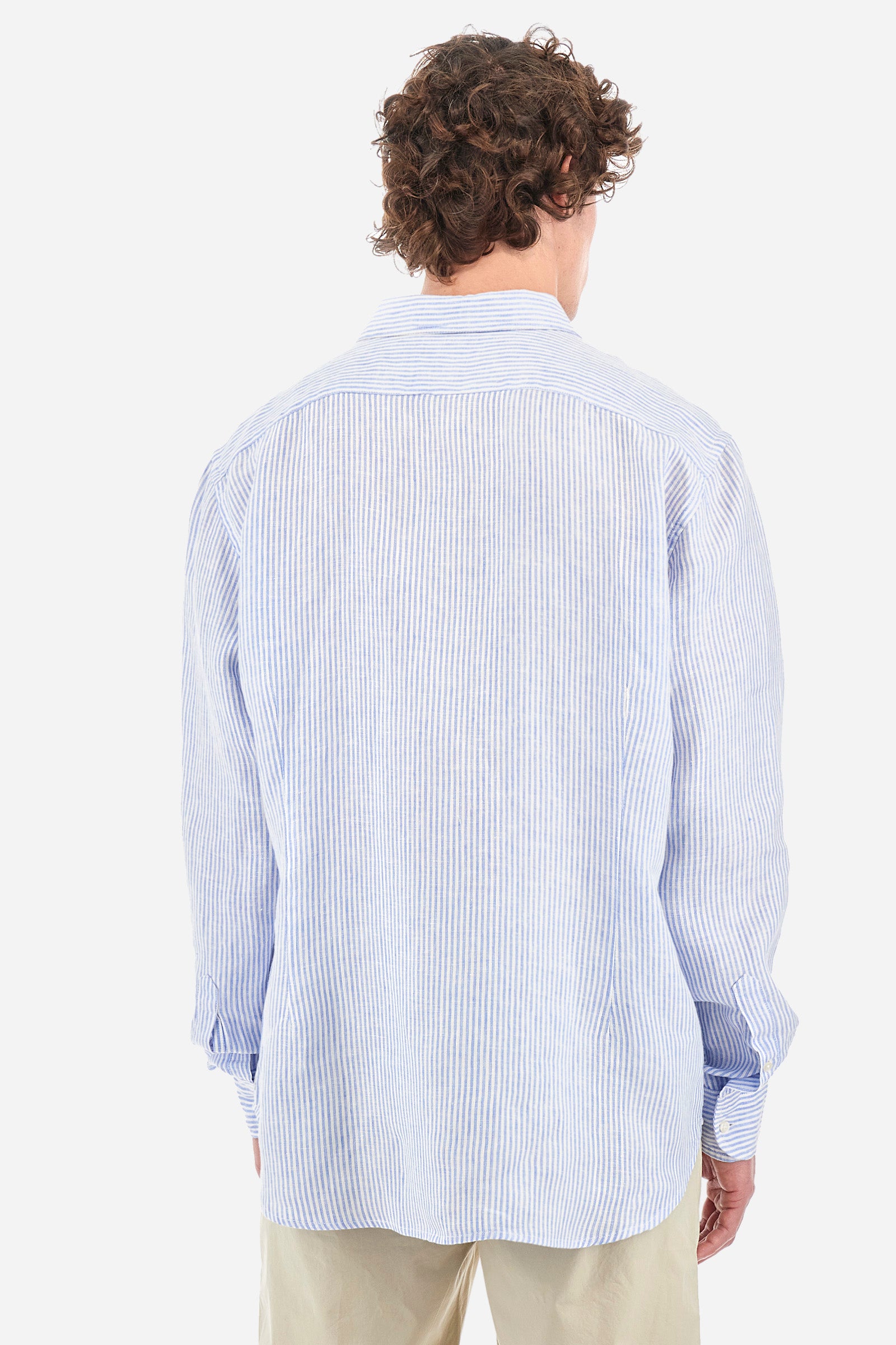 Men's long-sleeved shirt with a striped print, made of 100% linen. Button-down collar. With buttoned cuffs. With a small contrasting logo embroidered on the front. The fit is regular. The model wears a size L. - Op.White/Cornfl.Blue
