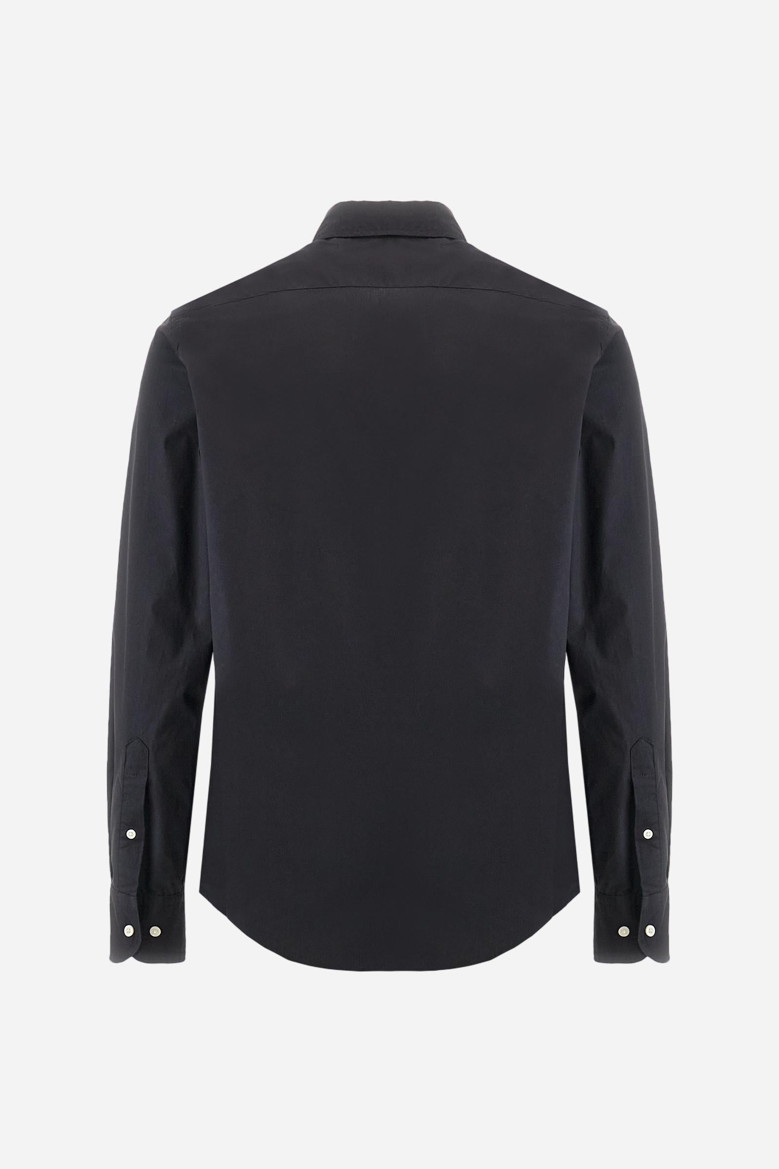 Men's single-colour long-sleeved shirt, made from 100% cotton poplin. Spread collar. The tricolour logo embroidery is on the chest, left side. The fit is slim. The model is wearing a size L. - Black