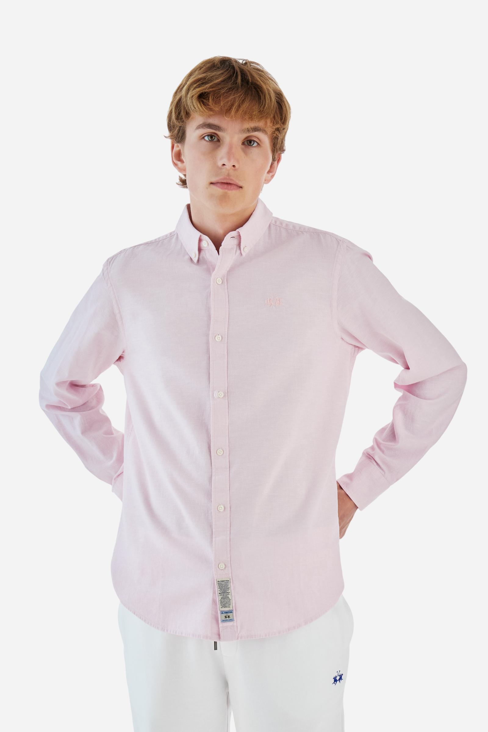 Men's plain long-sleeved shirt made from linen canvas. It features a button-down collar and a basic, traditional design, with woven labels at the bottom of the opening. The logo is embroidered on the chest, over the heart, in tone-on-tone thread. Regular fit. The model is wearing a size L. - Parfait Pink