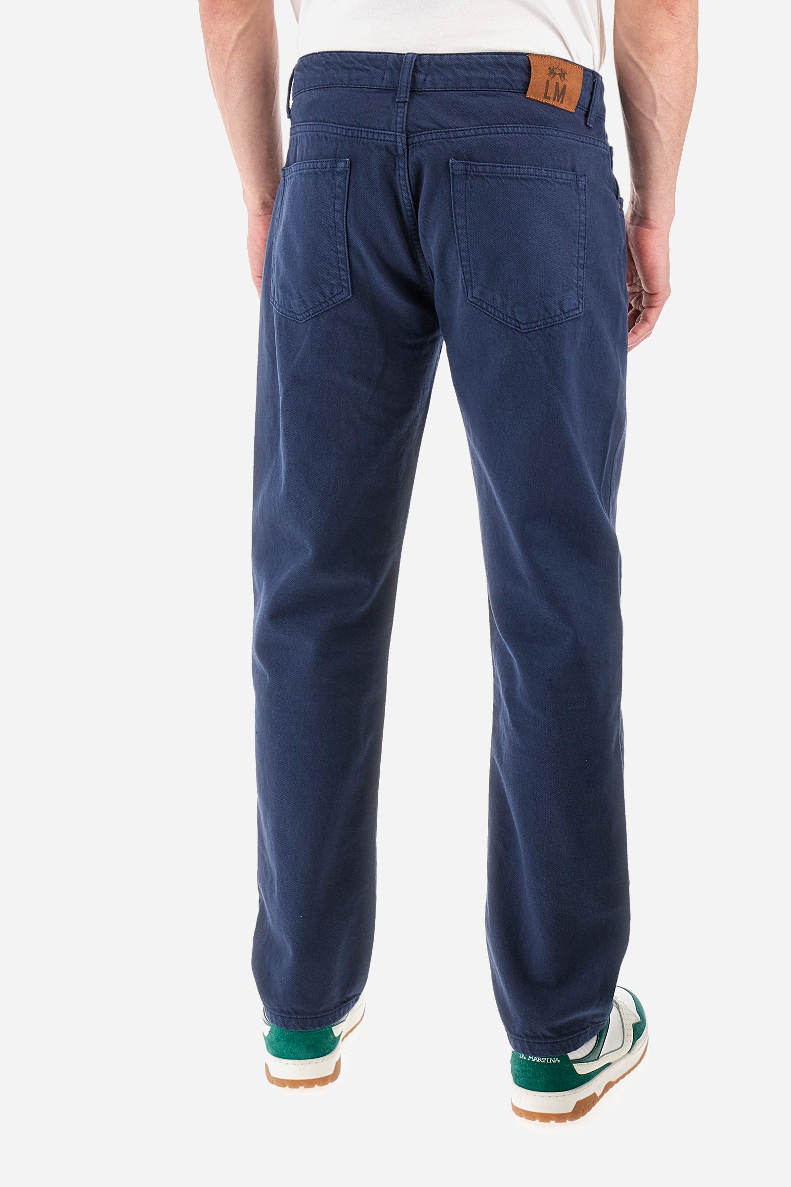 Men's single-colour 5-pocket trousers in 100% cotton. With belt loops, zip and button fastening with a logo. Double front pocket with a small pocket on one side and double pocket on the back. The logo can be found on a patch applied between the loops. The fit is regular. The model wears a size 33. - Navy