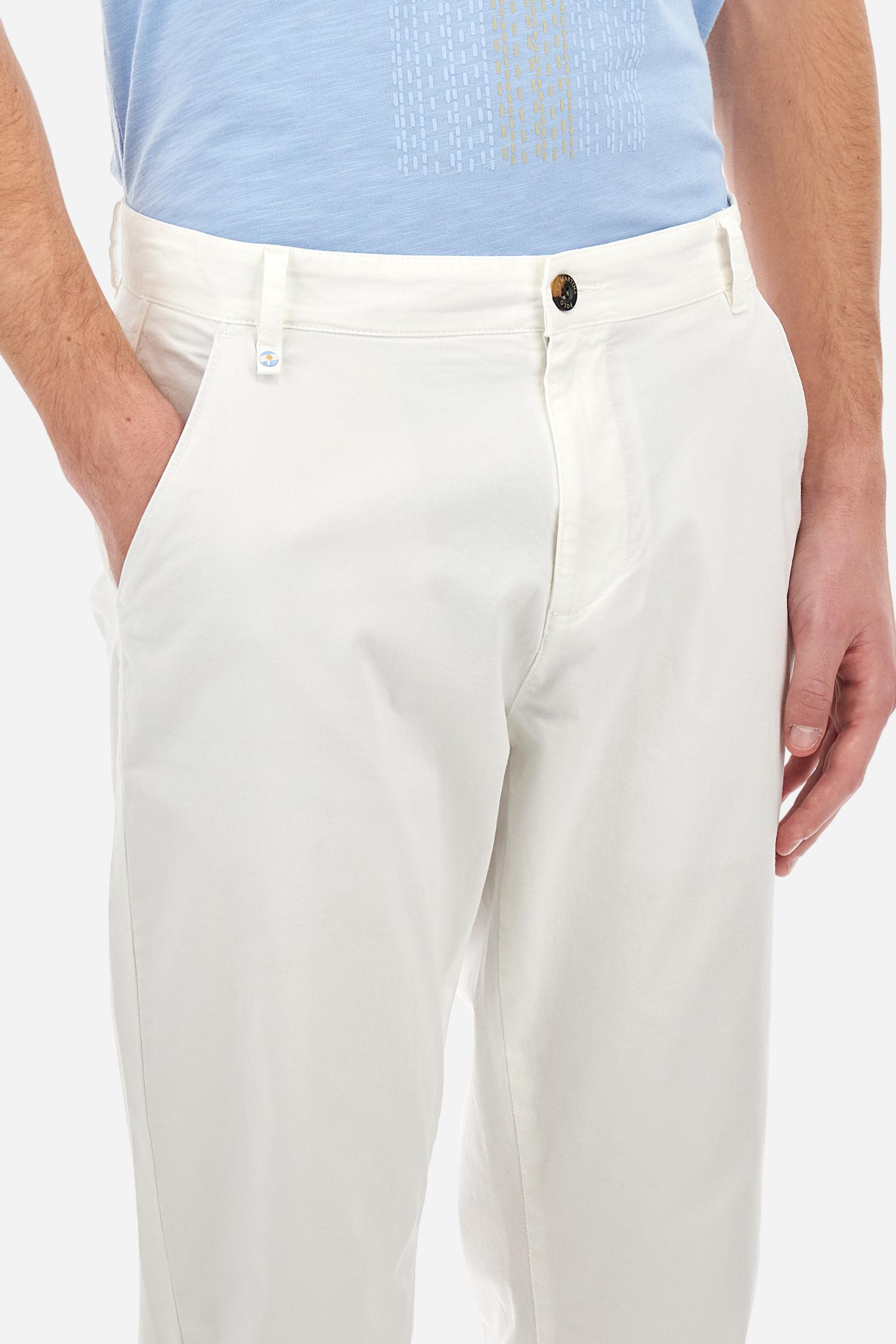 Single-colour men's chino trousers made of elasticated cotton twill. Zip fastening and faux horn button. Side slash pockets and folded waistband. On the back there are welt pockets with a flap and hidden button. The right front loop has a metal rivet with the flag of Argentina as an applied detail. Regular fit. The model is wearing a size 33. - Optic White