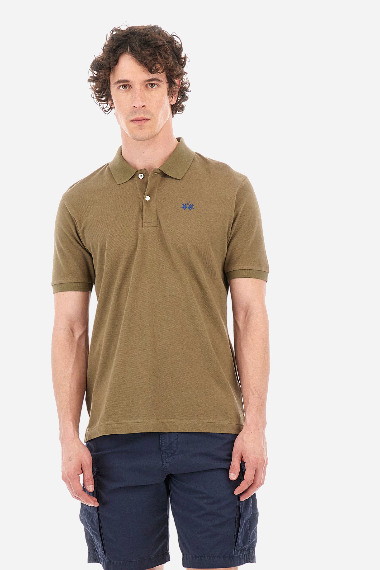 Men's plain-coloured, short-sleeved, regular-fit cotton polo shirt. Contrasting La Martina logo sewn onto the chest. This versatile garment goes perfectly with a pair of jeans from the collection. - Military Olive