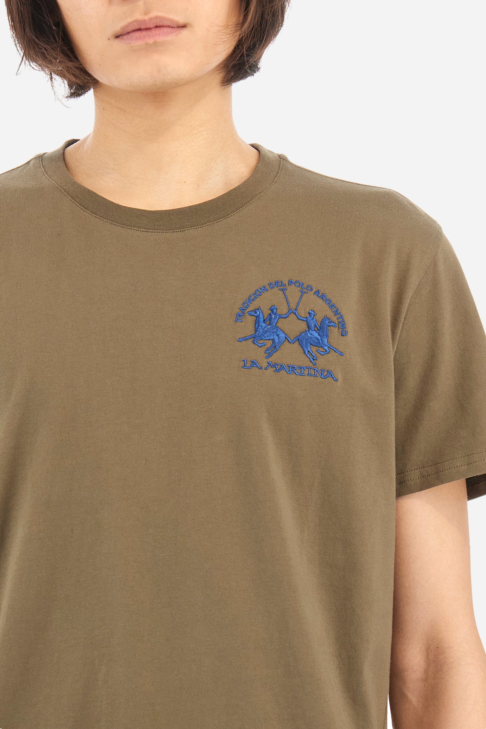 Men's short-sleeved T-shirt with a crew neck in a single colour. Made of 100% cotton. A large logo and the lettering "La Martina" are embroidered in contrast on the front. Regular fit. The model wears a size L. - Military Olive