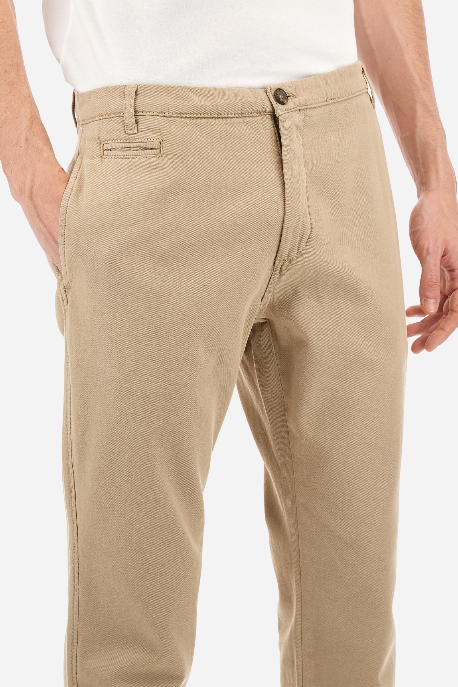 Single-colour men's chino trousers made of cotton and linen canvas. Straight leg. Zip fastening and faux horn button. The side pockets are inserted in the side and on the front, at the right, under the strap, there is a small coin pocket. The back pockets are double-welted and fasten with a visible faux horn button. The logo is present on a fabric patch sewn on the back. Regular fit. The model is wearing a size 33. - Twill