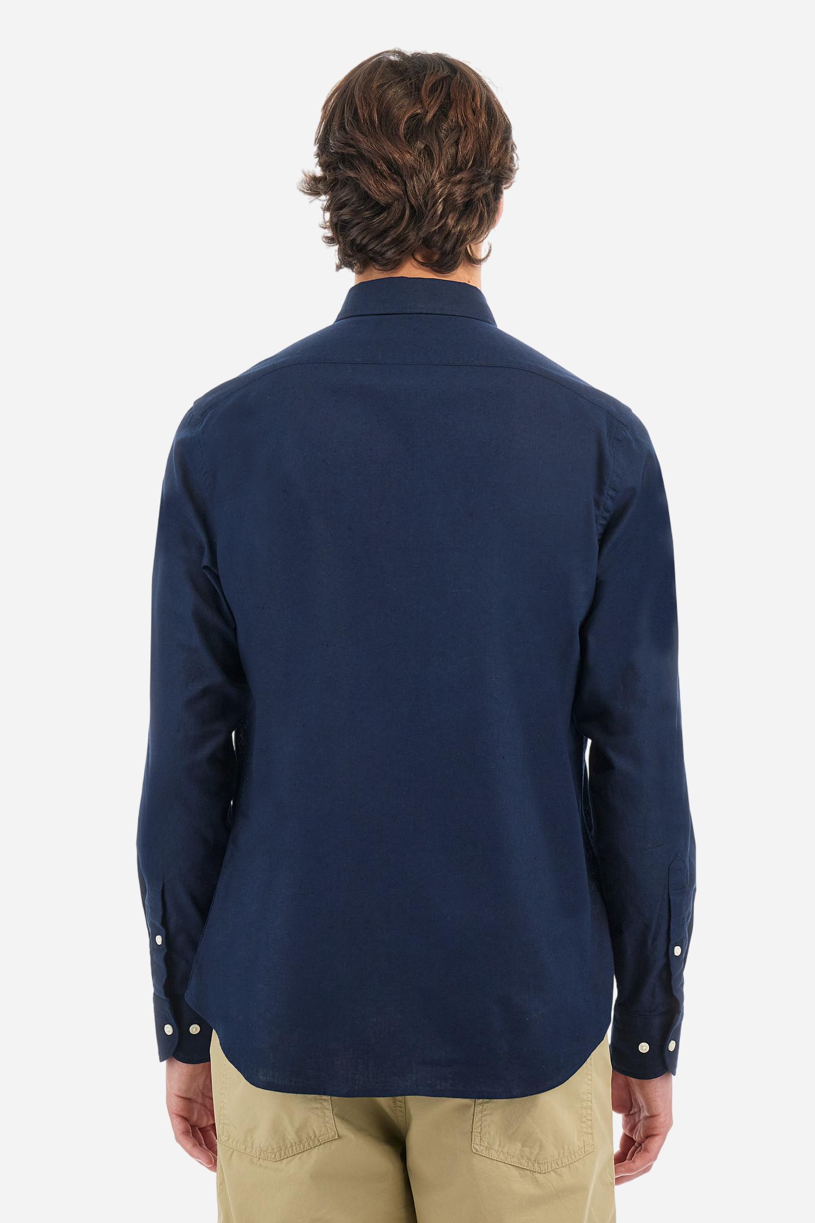 Men's plain long-sleeved shirt made from linen canvas. It features a button-down collar and a basic, traditional design, with woven labels at the bottom of the opening. The logo is embroidered on the chest, over the heart, in tone-on-tone thread. Regular fit. The model is wearing a size L. - Navy