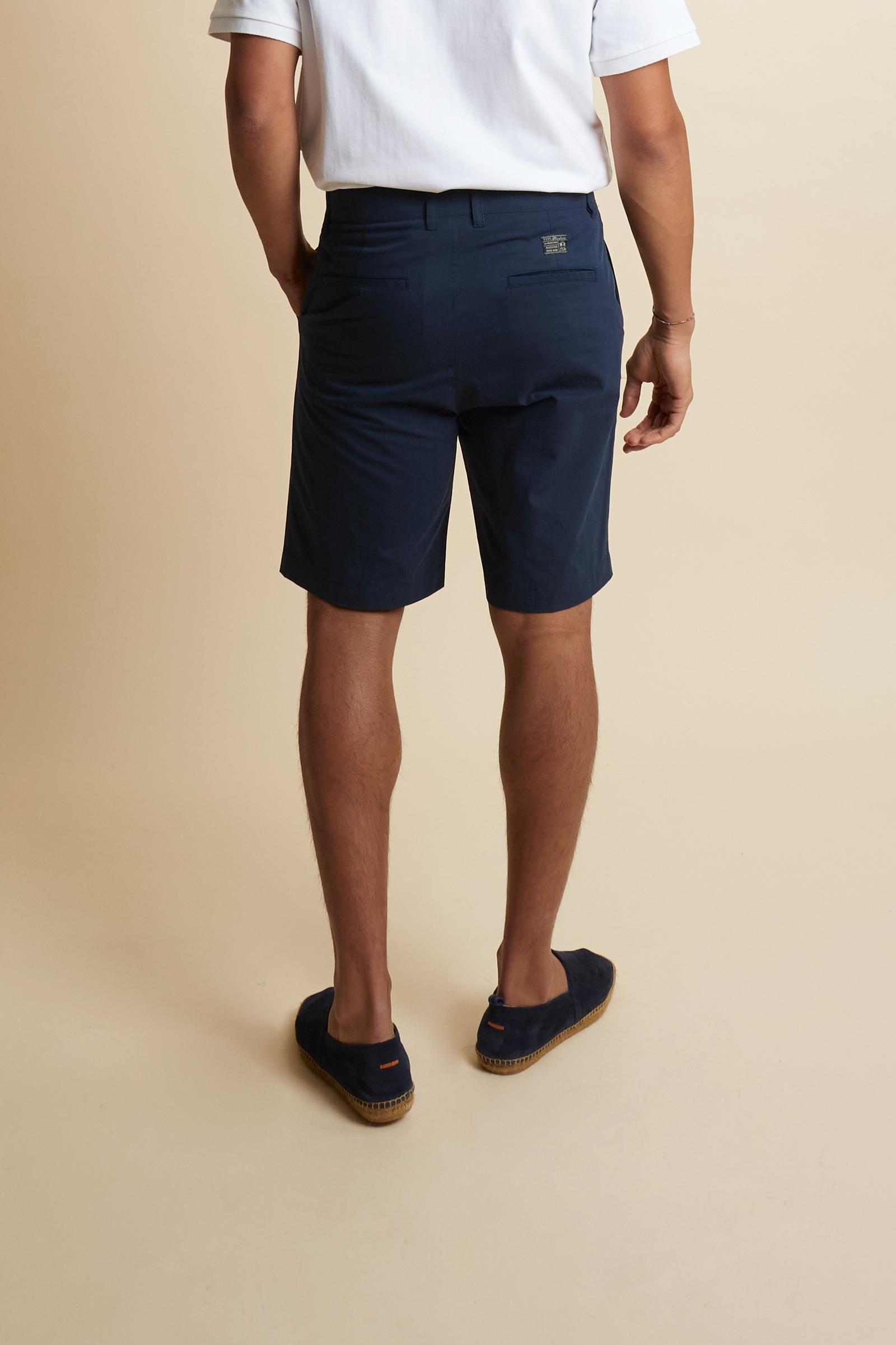 Men’s bermuda shorts in high-density 100% cotton poplin. Classic design with side pockets, zip fly and horn-effect button. Rear welt pockets and “Black Edition” label above the right back pocket. Regular fit with straight leg and above-the-knee length. The model wears size 33. - Navy