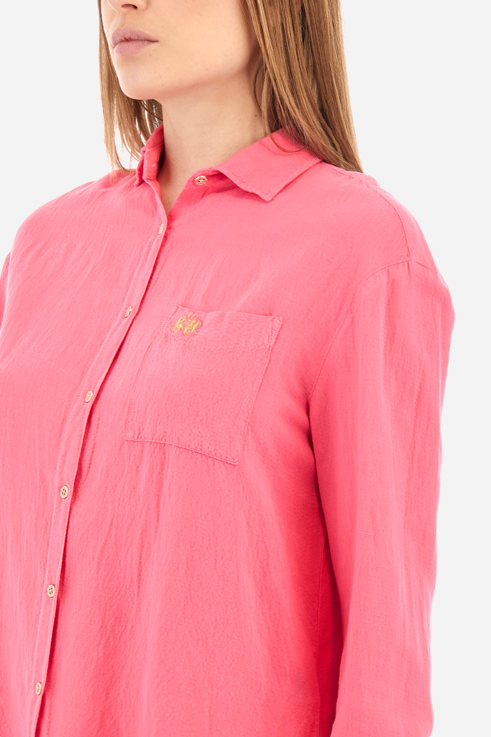 Long-sleeved women's shirt in a linen blend. French collar. With buttoned cuffs. Featuring darts on the back. Featuring a small embroidered logo on the front. The fit is regular. The model wears a size 2. - Hot Pink