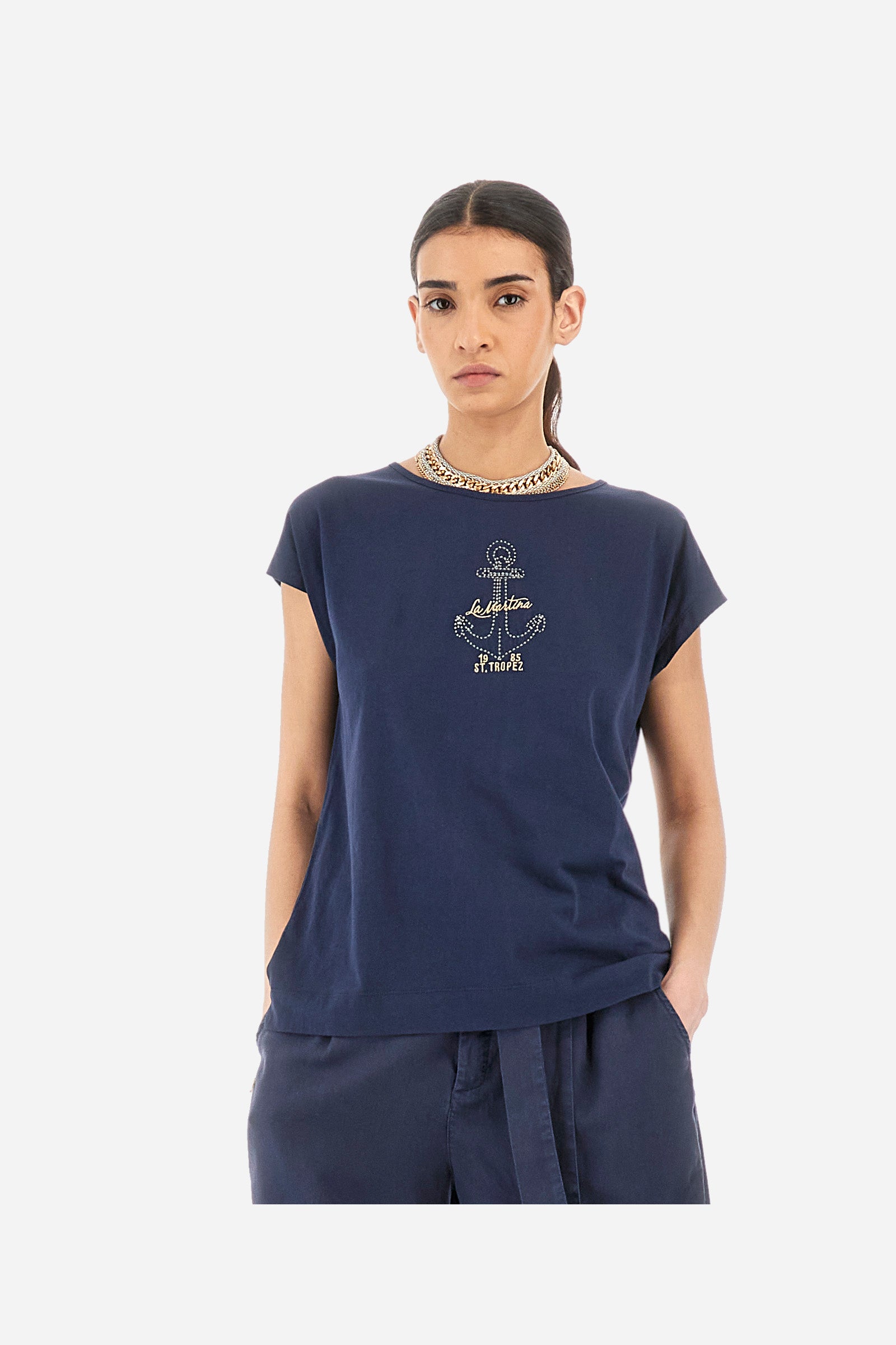 Women’s crew neck t-shirt with short sleeves in solid color. Made of 100% cotton jersey. On the front an anchor and embroidered lettering in contrasting tones recall the Polo Club Grand Hotel capsule collection. On the back there is a small neckline, while a mini golden logo La Martina is applied to the sleeve. The fit is regular. The model wears a size 2. - Navy