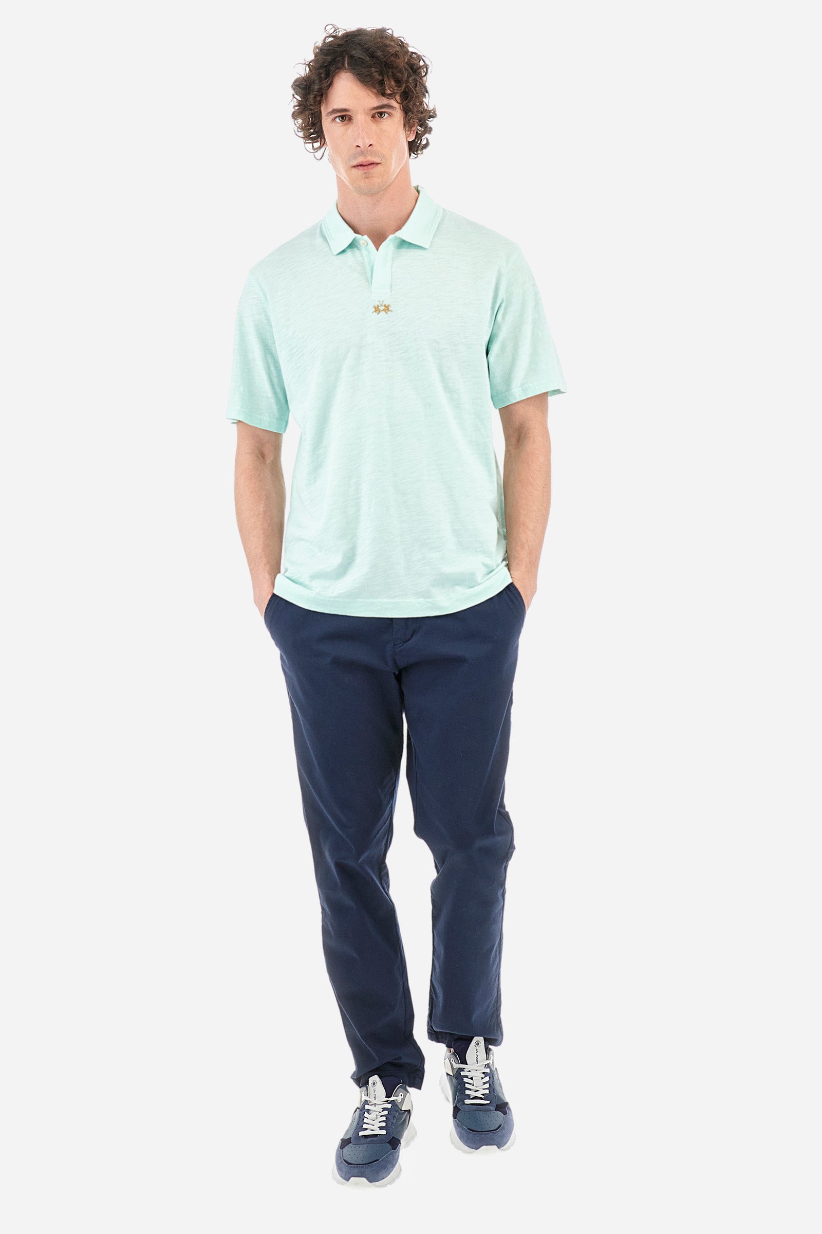 Men's single-colour short-sleeved polo shirt in 100% cotton. Fastens with a button. Tone-on-tone stitching. Pointed collar. Featuring a small embroidered logo on the front. The fit is regular. The model wears a size L. - Honeydew
