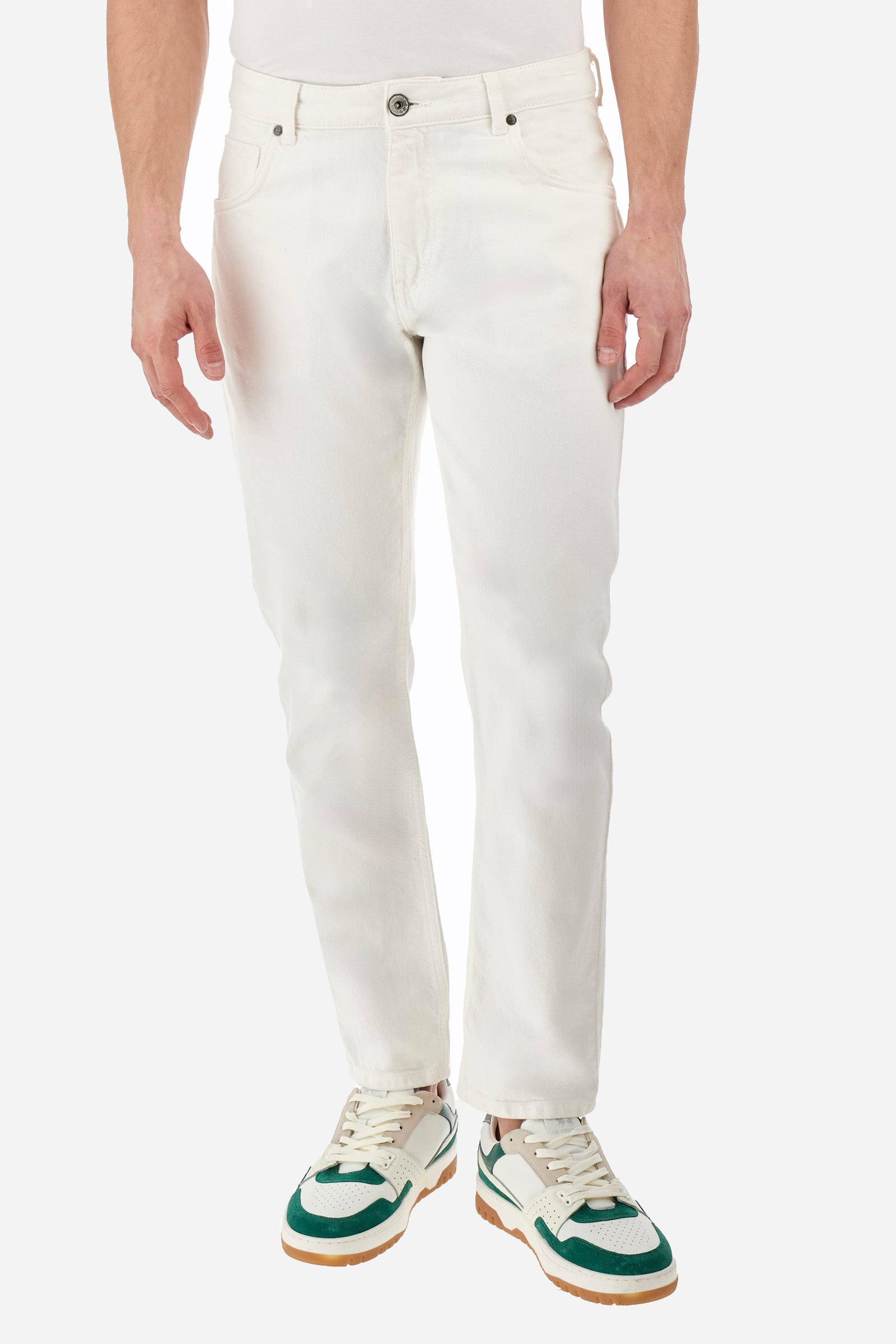 Men's single-colour 5-pocket trousers in 100% cotton. With belt loops, zip and button fastening with a logo. Double front pocket with a small pocket on one side and double pocket on the back. The logo can be found on a patch applied between the loops. The fit is regular. The model wears a size 33. - Optic White