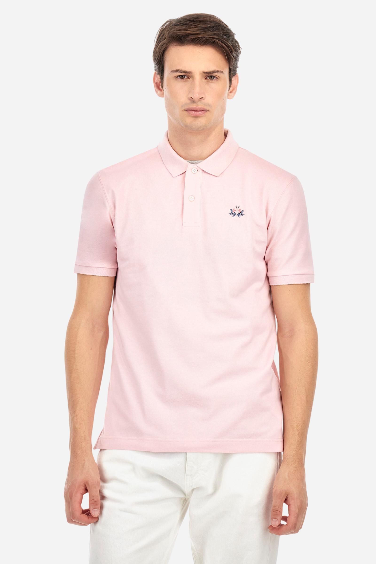Men's plain short-sleeved polo shirt made from stretch piqué. Two-button fastening. The collar and cuffs are made from tone-on-tone ribbed fabric. Under the collar, there is a contrasting fabric panel with embroidered multicoloured lettering. The logo is embroidered on the left side of the chest in contrasting thread. Slim fit. The model is wearing a size L. - Parfait Pink