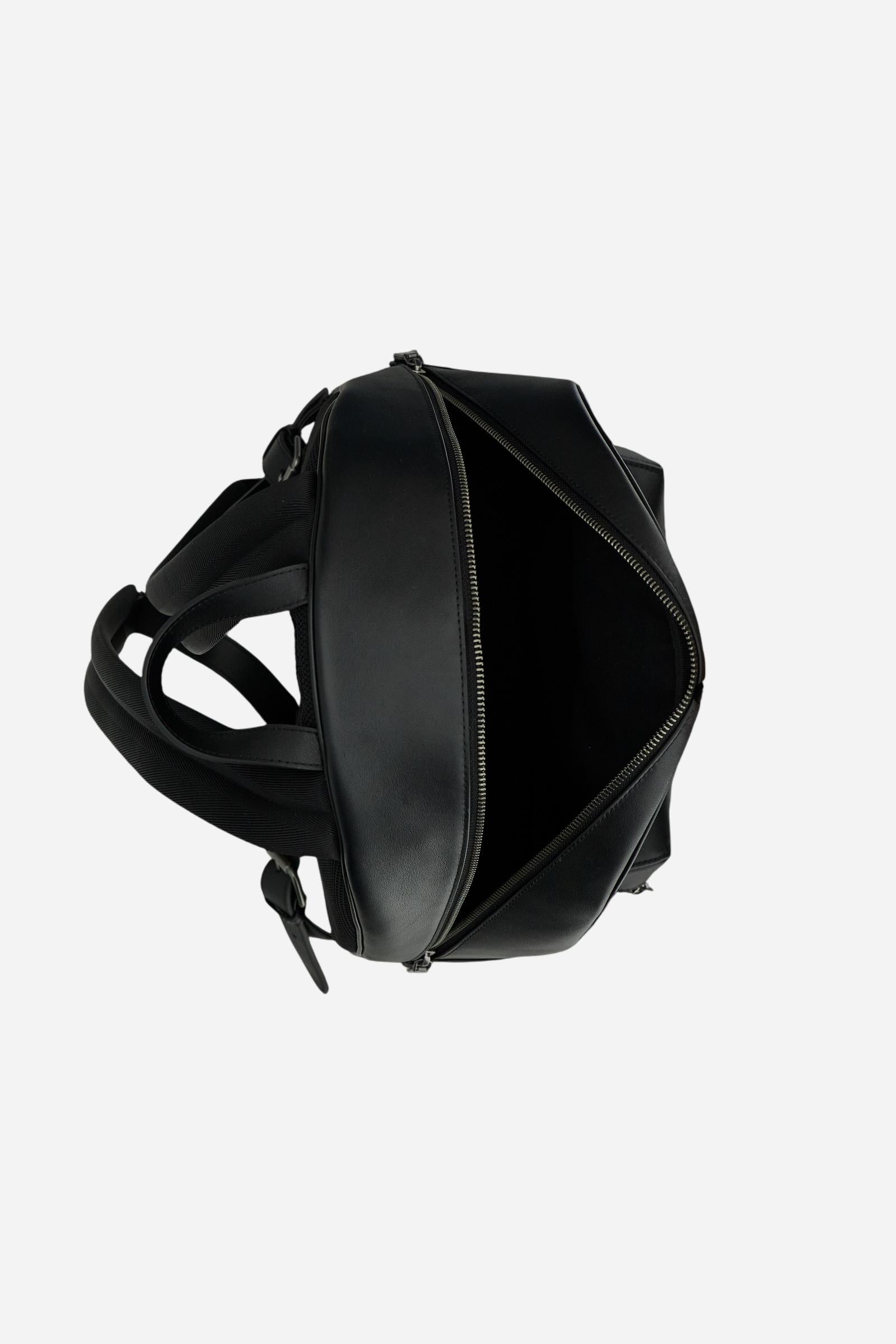 Urban backpack in calfskin leather. Elegant and practical, with front zip pocket and metallic details. - Black