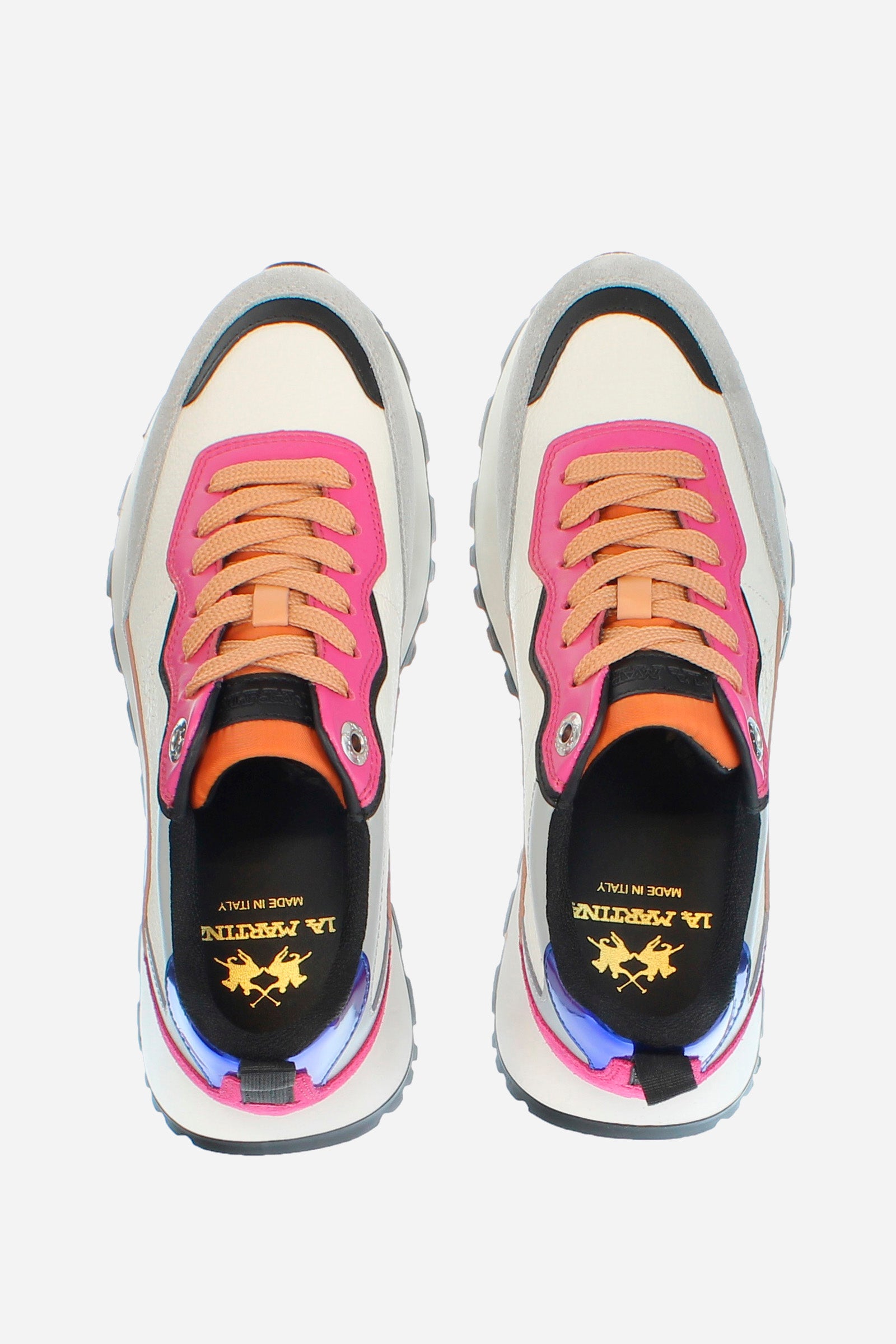 Lightweight and high-performance, thanks to its characteristic EVA sole with contrasting notched tread, this women's trainer in soft leather with details insuede enhances the daily outfit with a gritty and dynamic twist. The horse logo is hot stamped on the side as is the La Martina customisation on the tongue.Customised eyelets and puller. Special touch with the metallic patch on the back. - GREY/WHITE