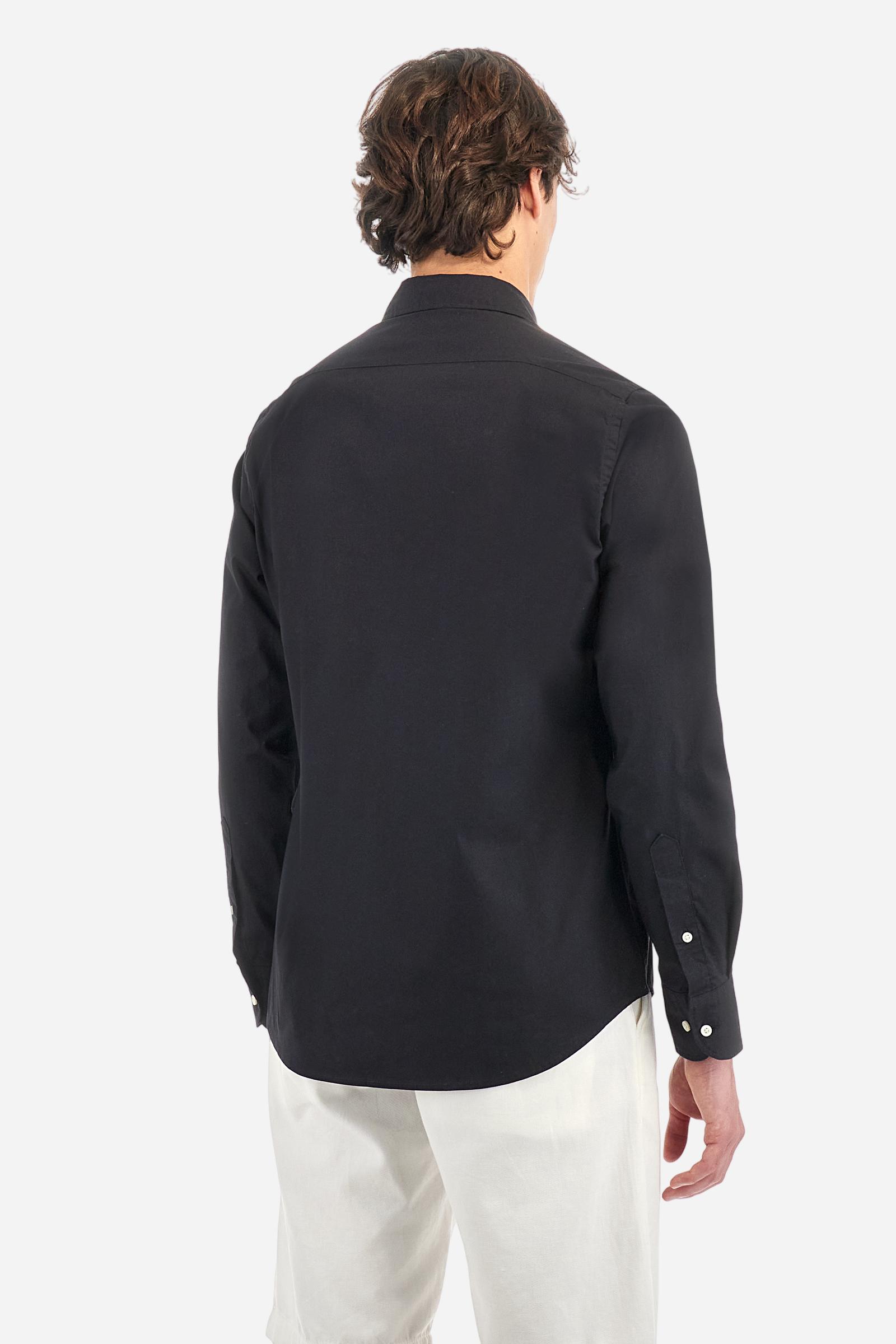Men's single-colour long-sleeved shirt, made from 100% cotton poplin. Spread collar. The tricolour logo embroidery is on the chest, left side. The fit is slim. The model is wearing a size L. - Black