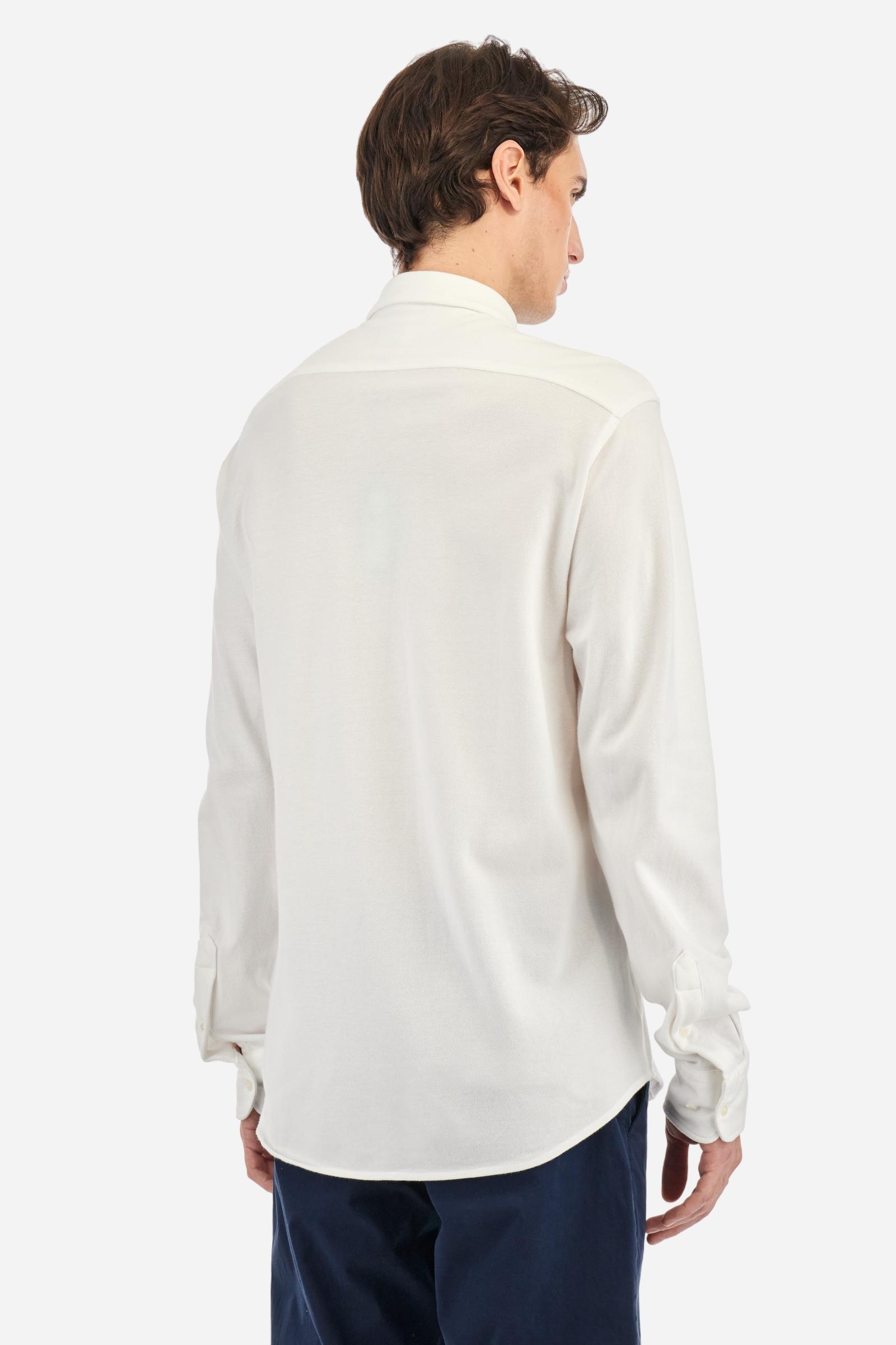 Men's plain long-sleeved shirt made from cotton piqué. It features an elegant spread collar and a seamless front opening, with no visible stitching. A graphic is embroidered on the chest, over the heart, in contrasting thread. Regular fit. The model is wearing a size L. - Optic White