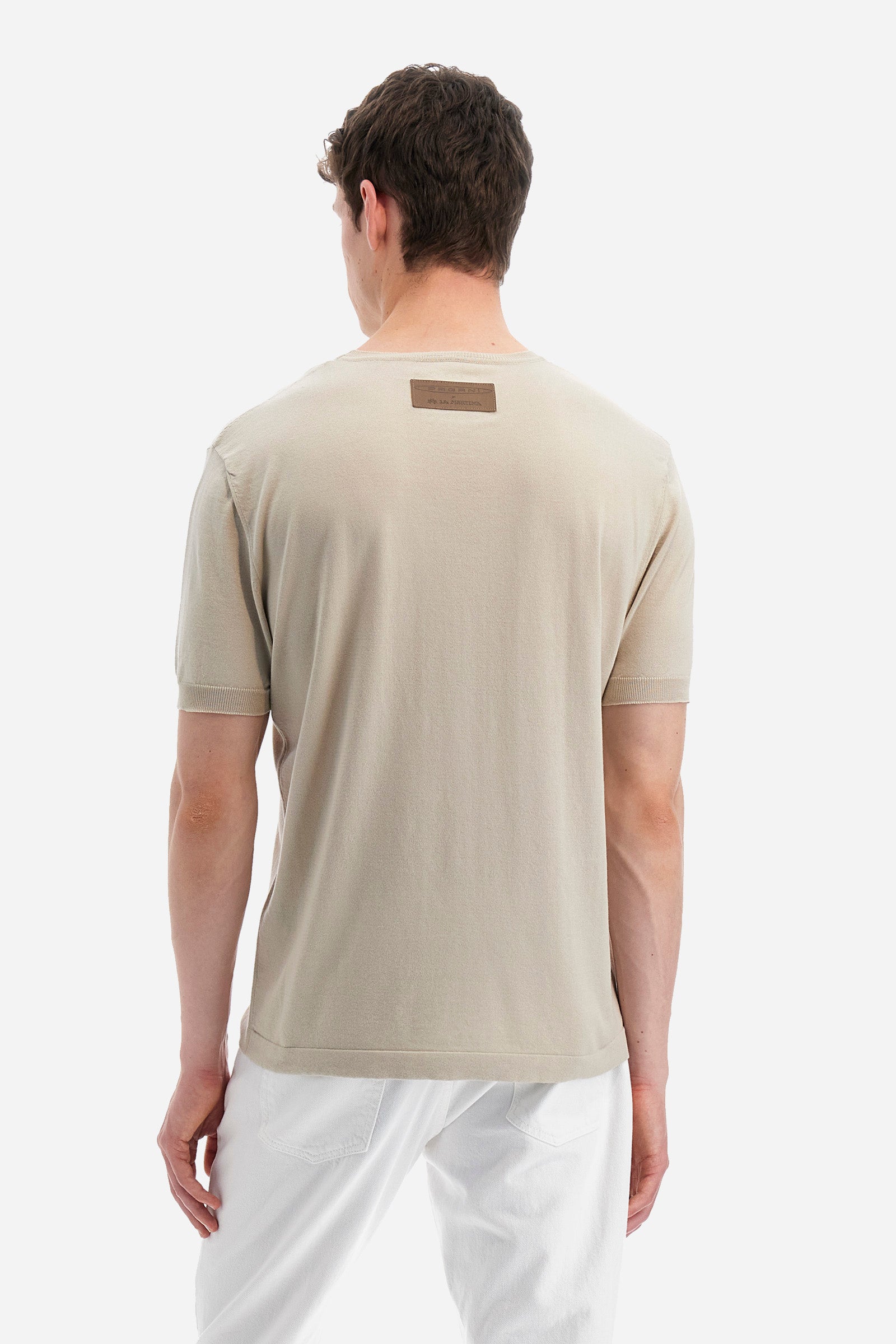 Men’s short-sleeved solid color knitted t-shirt. In collaboration with Pagani, made of cotton yarn. Collar, armholes and ribbed hem. The logo, the writing "La Martina" and "Pagani" are present on the patch applied on the back, representative of the collaboration. Fit is regular. The model wears a size L. - Rainy Day